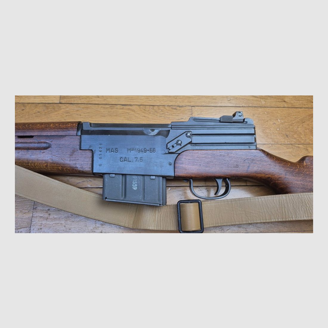 Mooie en zeer zeldzame semi-automatische shotgun MAS 49-56 – Origineel kaliber 7,5 x 54 MAS – Mythisch wapen – Zeer goede mechanische werking – Mooie loop met duidelijke groeven – Goede esthetische staat – twee 10-schots magazijnen – Nachtvuur- en blanco-vuurapparaat (zeldzaam) – Geweerriem – Zeldzaam wapen in uitstekende staat, afbeelding 28 van 35