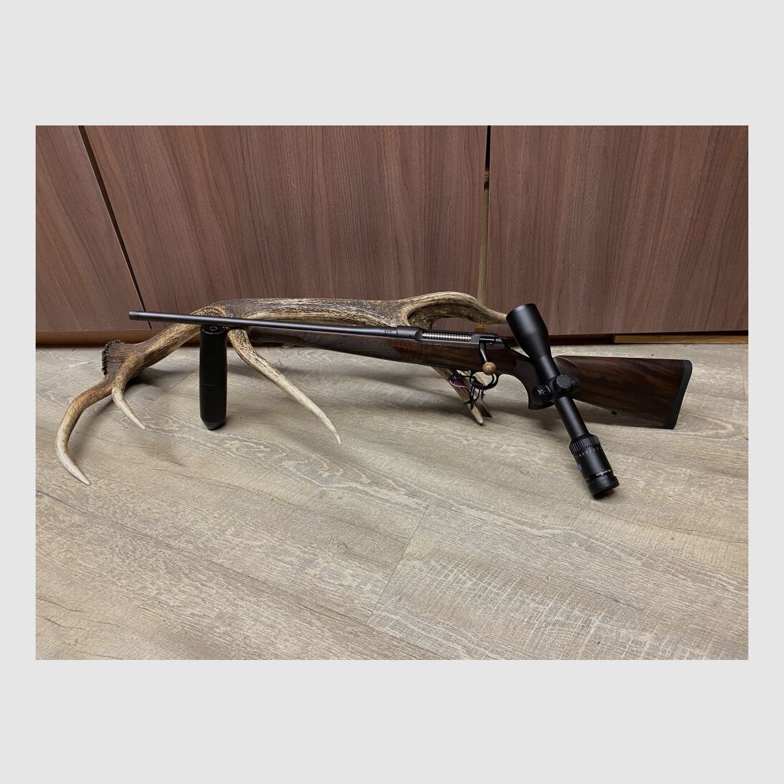 Sauer 101 Artemis, links, mit Zeiss Conquest V6 2-12x50 M, mit Schiene