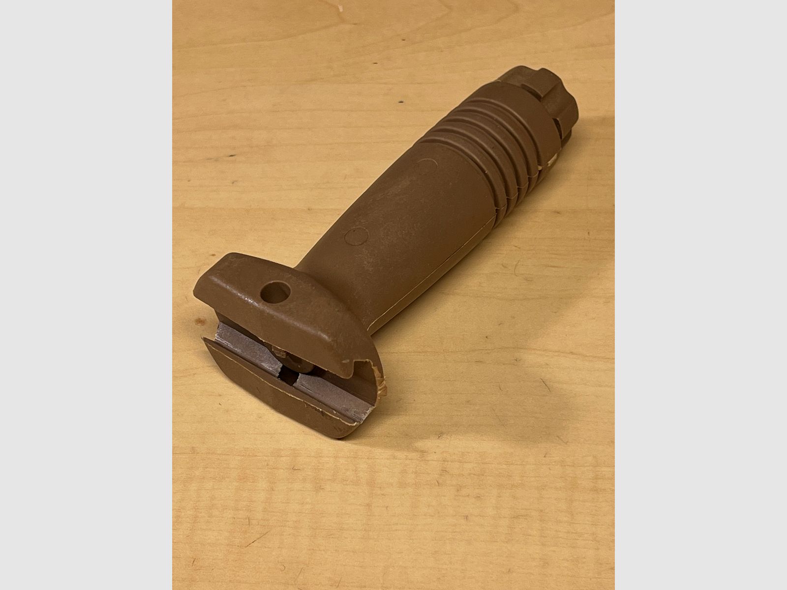 Vertical front grip for Airsoft in Coyote long version