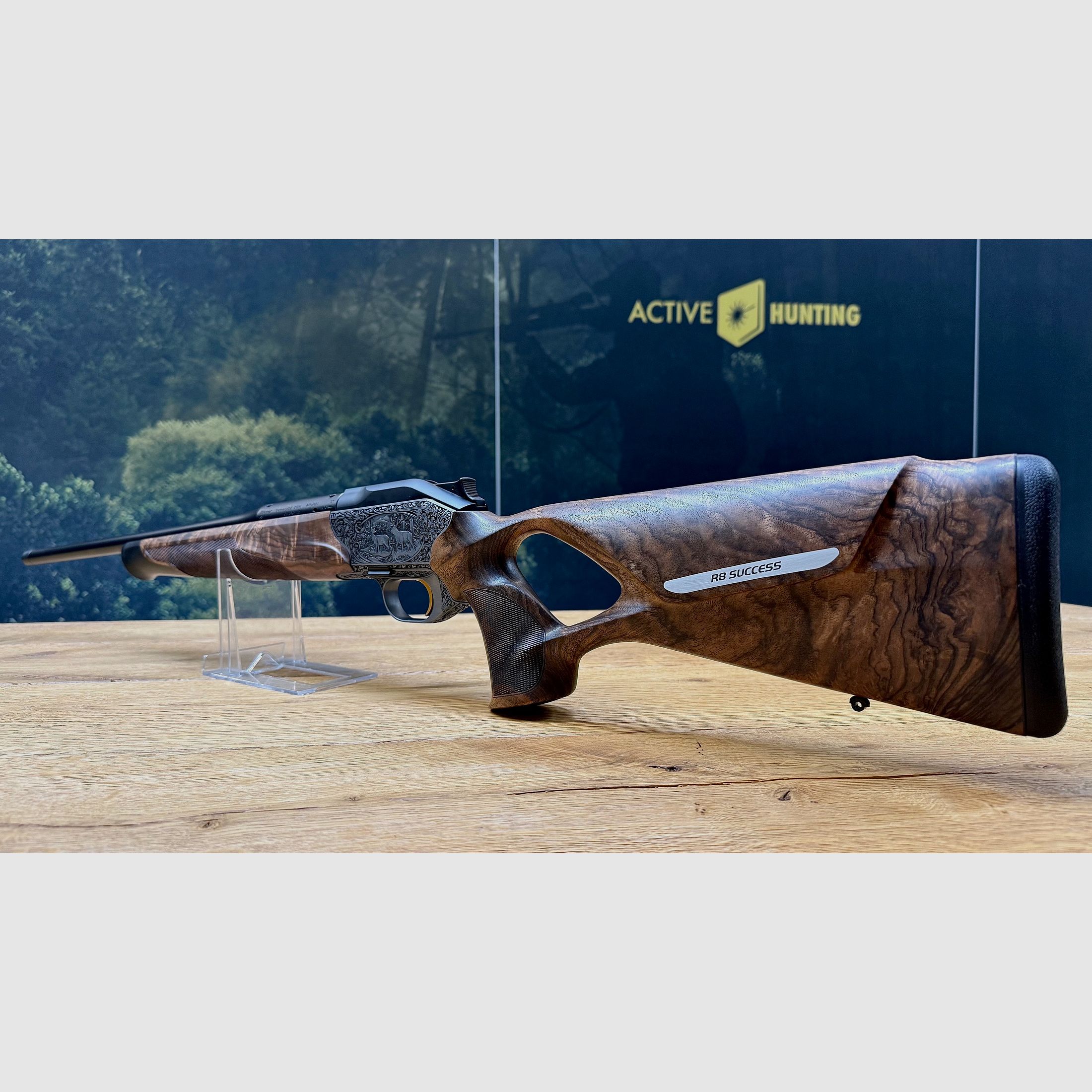 Blaser R8 Grand Luxe Success / Holzklasse 6 / Seidenmattes Finish / Goldener Abzug / Systemkasten + Magazineinheit graviert / TRAUMWAFFE