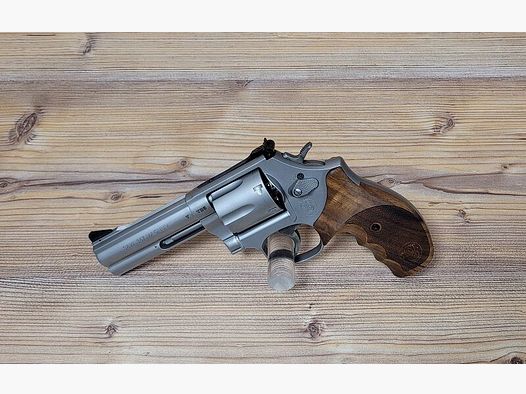 Smith & Wesson 686 Security Special 4" mit Nill-Griff