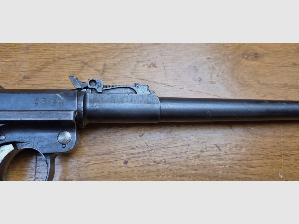 Très beau Luger d&rsquo;artillerie P08 – Arme de 1917 – Canon 8 pouces (20cm!) – Fabrication DWM – Entièrement mono-matricule (sauf le chargeur qui est d&rsquo;époque) – Cal. 9×19 – Hausse et guidon dérivables du premier type – Très belles plaquettes – Bronzage d&rsquo;époque à encore 80% – Splendide canon TBE+, image 19 sur 22
