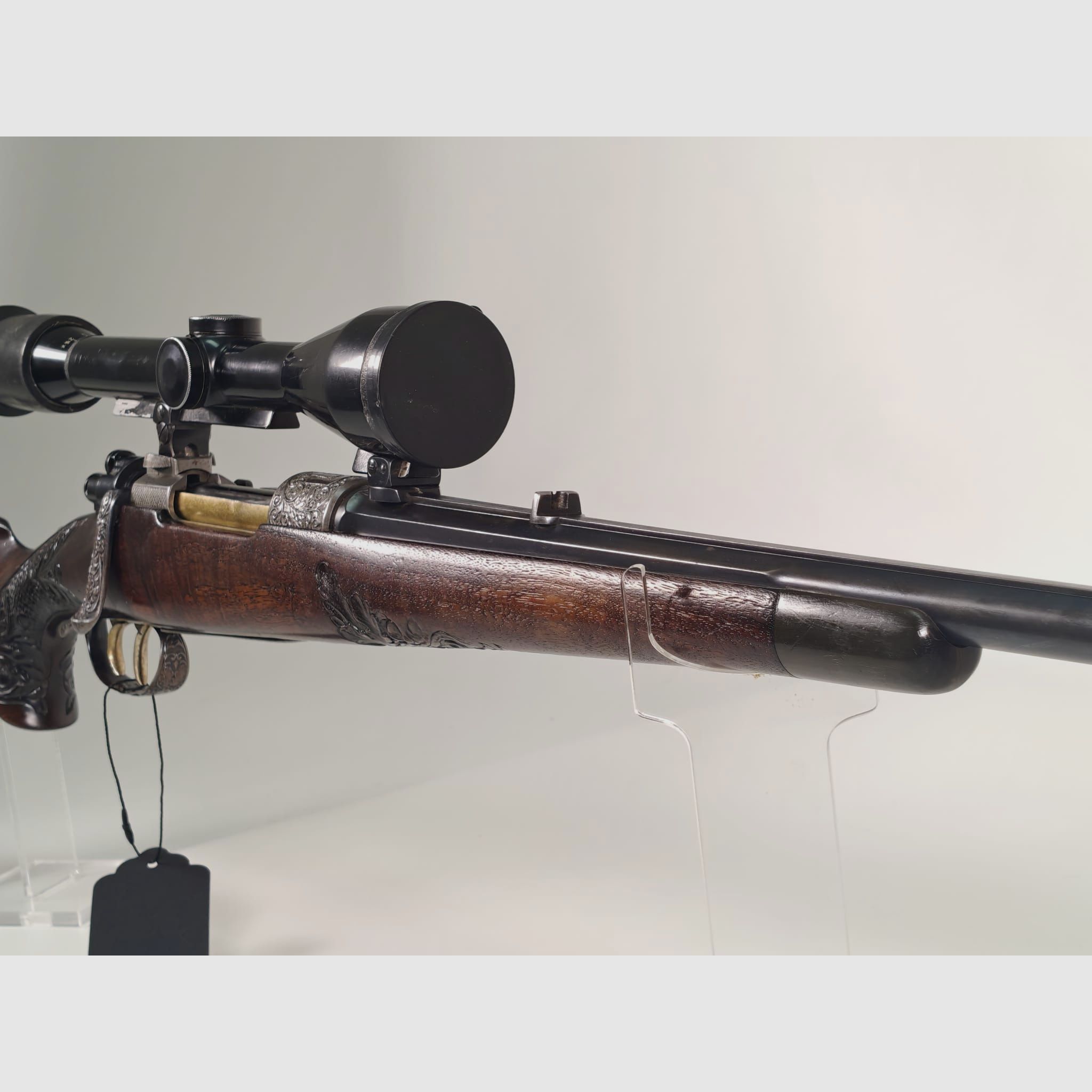 Repetierer Einzelstück 7x64 inkl. ZF 2,5-10x42 mit Handgravuren und Schaftholzverschneidungen