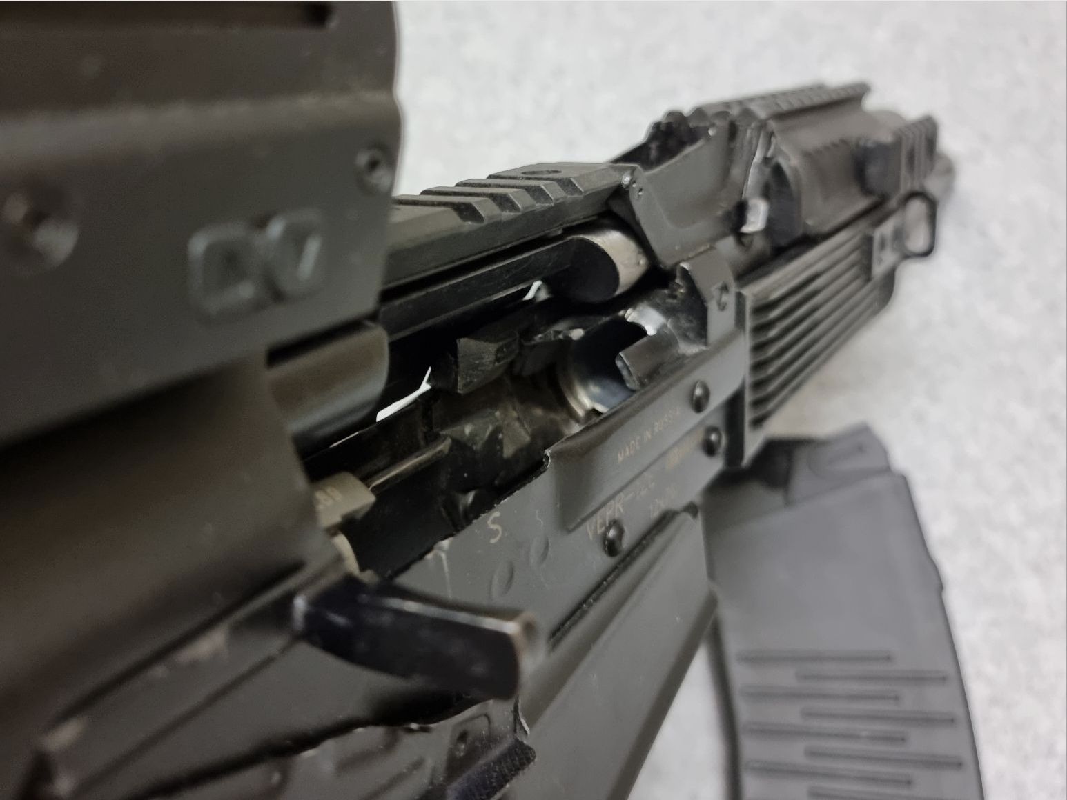 Molot Vepr 12-E Politie - kal. 12/76 - compacte zelfladende shotgun in Kalashnikov-stijl met insteekmagazijnen