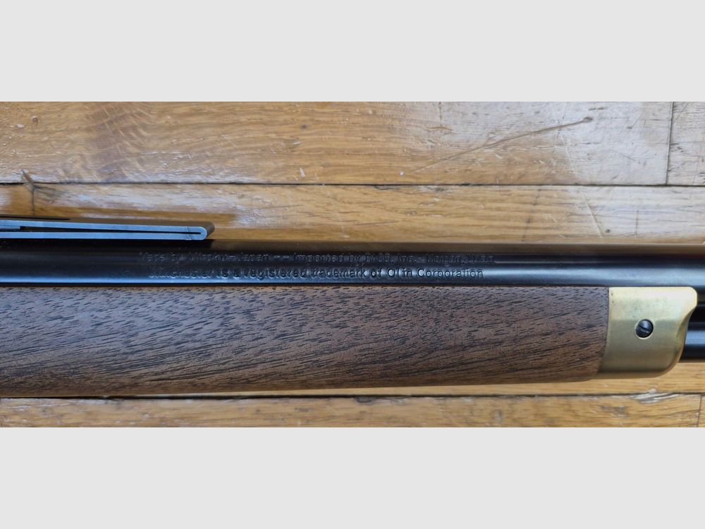 Wspaniała i rzadka karabina Winchester model 1866 – „Yellow Boy” w rzadko spotykanej produkcji Miroku z Japonii – Rzadkie kal. .38 SP/38 specjalne – Obudowa z brązu/mosiądzu jak oryginały – 10 nabojów – Mechanika i drewno w stanie nowym lub prawie nowym – Wyjątkowa nowoczesna broń i rzadki egzemplarz – TBE+++, zdjęcie 9 z 51