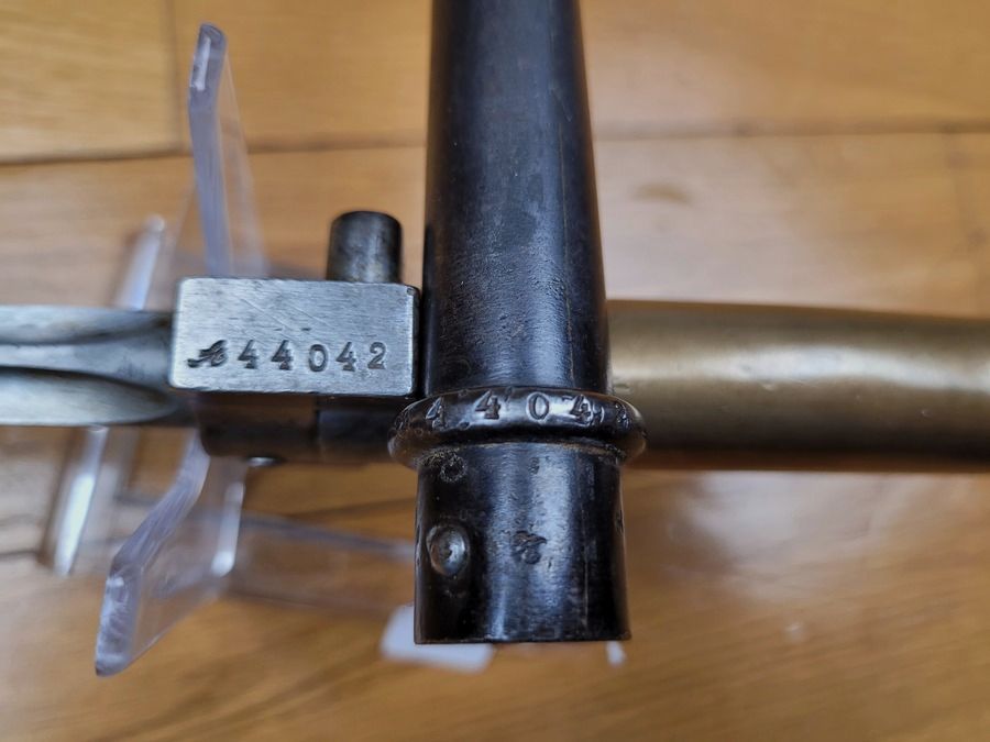 Schöne Bajonett LEBEL 1886/93/15 – Griff aus Messing – Waffe und Futteral in TBE und mit derselben Nummer, Bild 1 von 12
