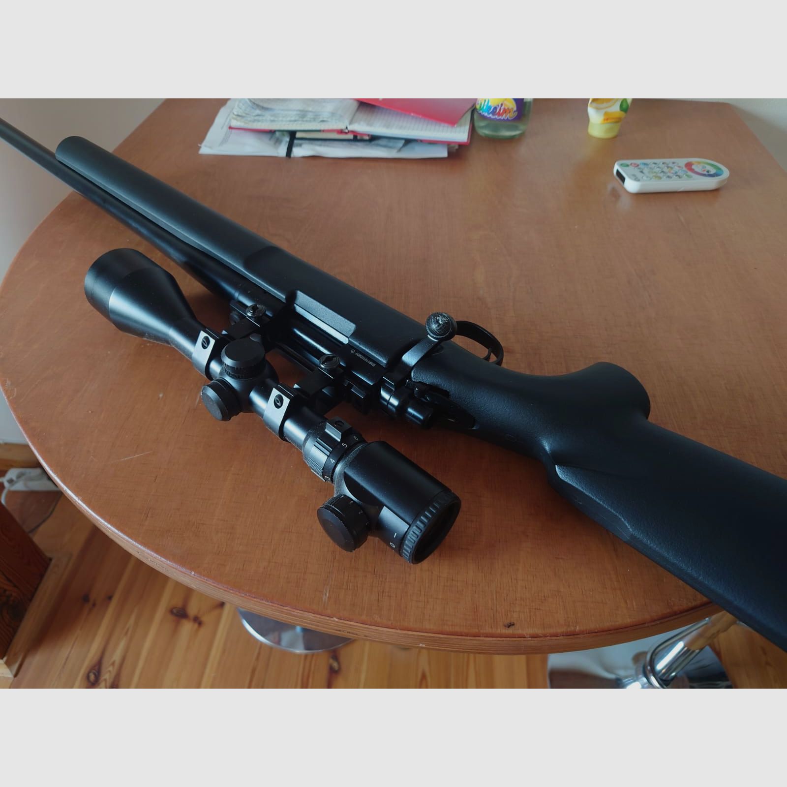 KJ Works M700 Police High Velocity Gas Bolt Action Gewehr 6mm BB schwarz (+MAX Tactical Zielfernrohr 3-9x50E beleuchtet mit Ringe für 22 mm Schiene)