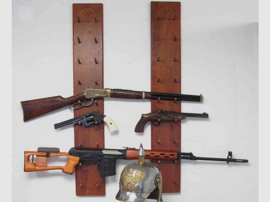 Soporte de pared para armas de madera