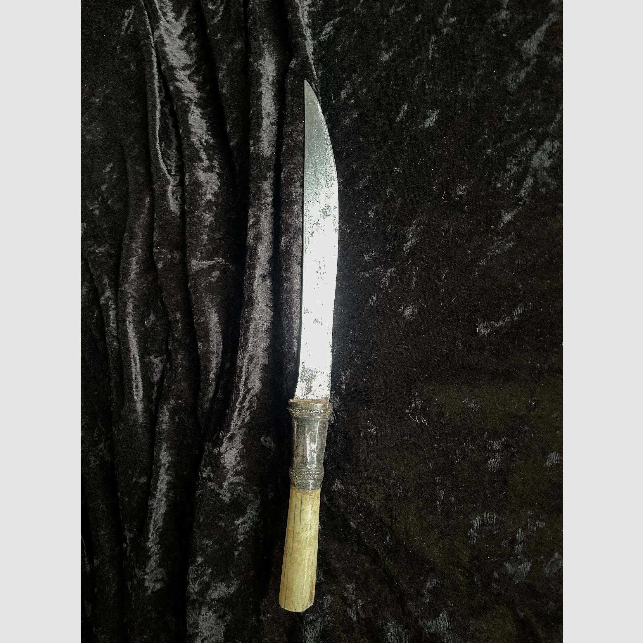 Antyczny srebrny nóż Dha – Myanmar (Birma) XIX w. – uchwyt z morskiej kości słoniowej/kości