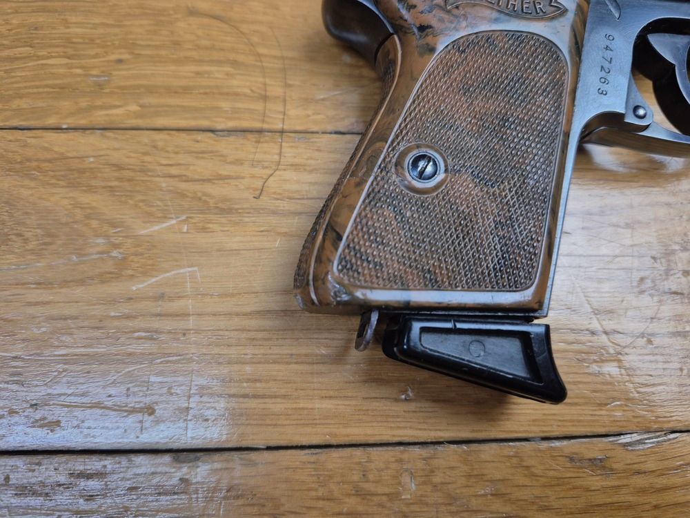 Sehr schöner Walther PPK Pistol – Herstellung Walther Zella-Mehlis Mitte / Ende 1936 – Kal. 7,65 – Sehr schöne Brünierung – Riemenring – Kleiner Zivilist, der zur Polizei übergeben wurde! – Spiegel-Lauf – TBE+, Bild 17 von 19