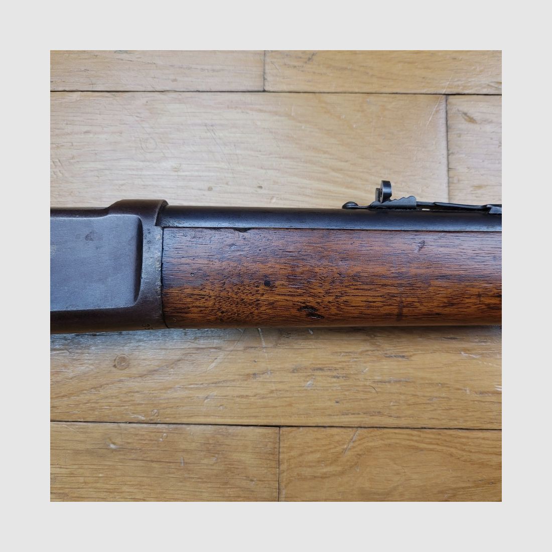 Très belle « carabine » Winchester Model 1892 – Version « rifle » à canon rond – en 32WCF – Arme New Haven de 1906 – Beaux bois en noyer américain – Très beau canon et mécanisme – Hausse Marble d&rsquo;époque – Très beaux marquages – TBE+, image 6 sur 36
