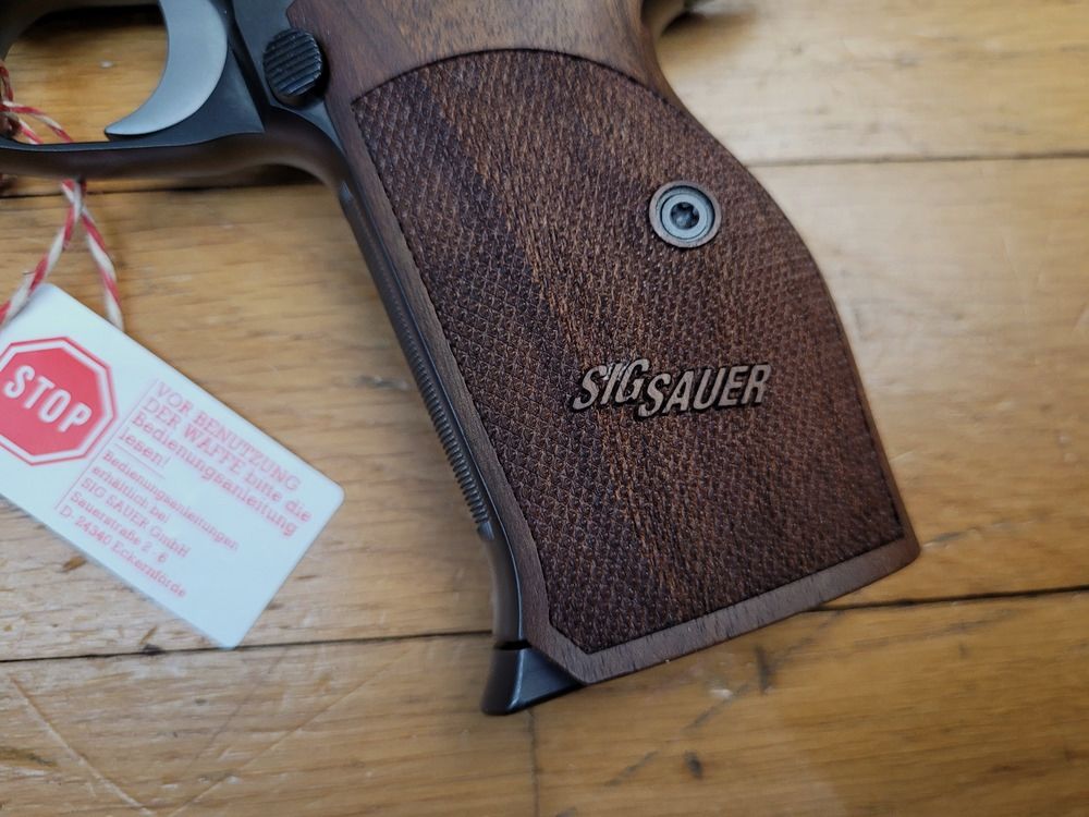 Prächtige Pistole Sig Sauer P210 Legend Target 5 Zoll – Kal. 9×19 – Sondermodell aus dem Mastershop Sig Sauer – Single Action Abzug / Top Abzug – Erweitertes Magazinfach – 2 Magazine 8 Schuss – Beidseitige Sicherung – Nitrierung – Komplett im Originalkoffer – Waffe im neuwertigen Zustand zum Gebrauchtpreis!, Bild 4 von 25