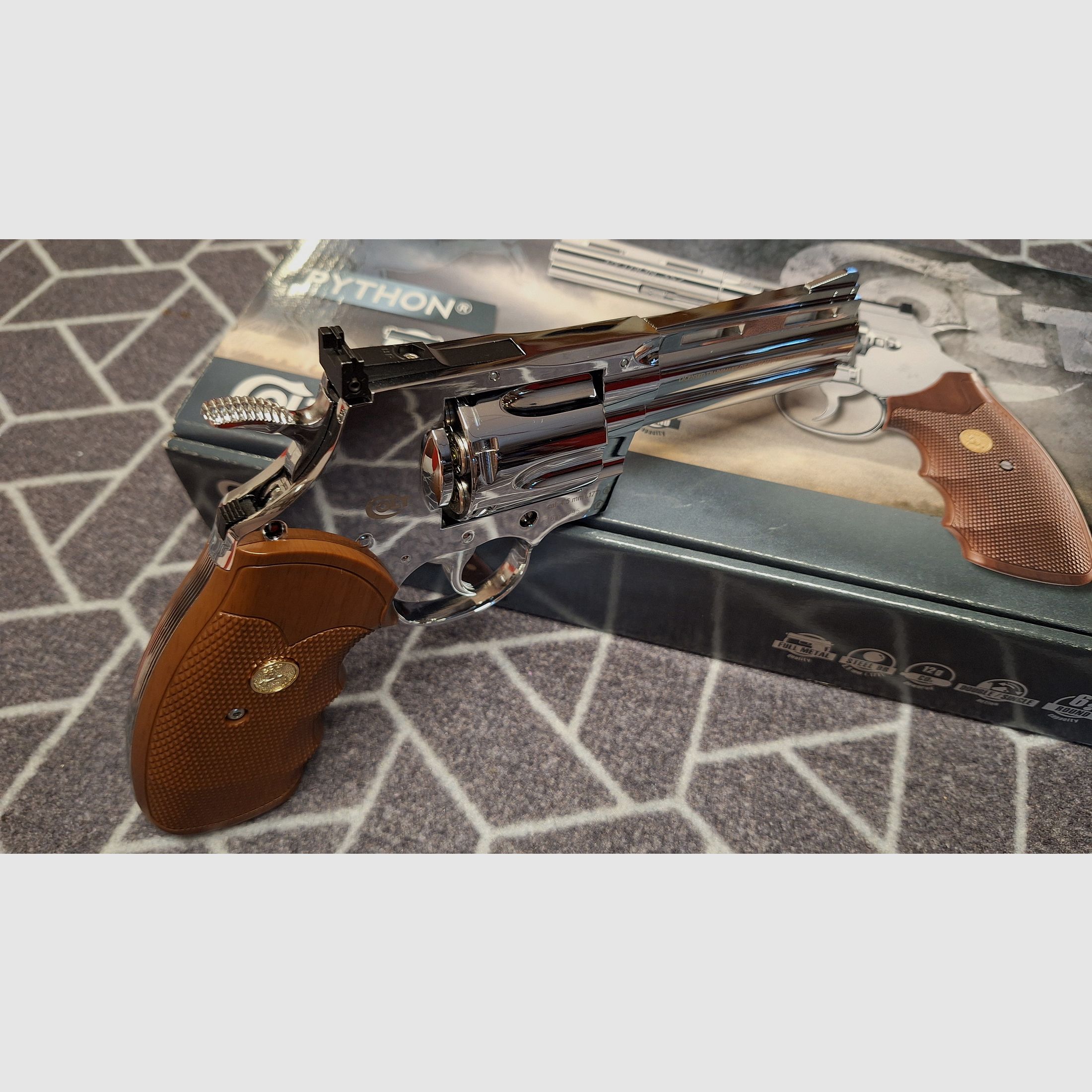 Colt Python 4" / Całość metalowa chromowana / 4,5 mm BB / CO2