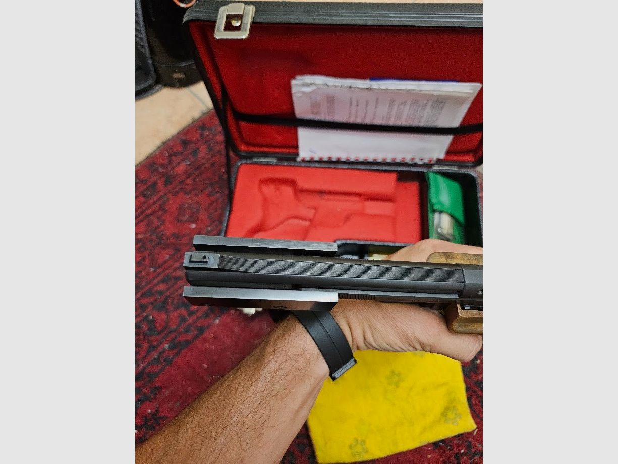 Hämmerli International – High-quality Swiss match pistol in caliber .22 l.r. in very good condition with case and accessories from an estate.