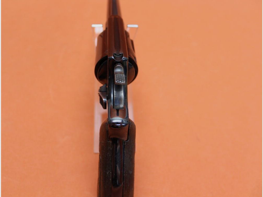 Smith & Wesson Revolver .38 Special Smith & Wesson/ S&W 36 Chiefs Special blued, 3" barrel/ wooden grip used weapon