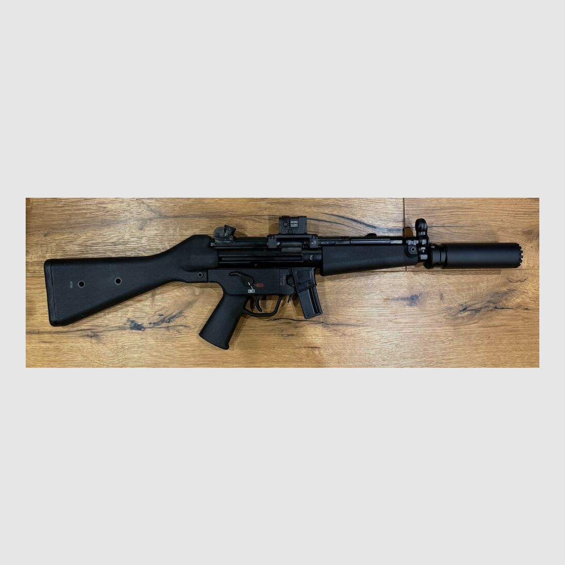 Karabin Heckler und Koch SP5 z tłumikiem B&T RBS Schalldämpfer SQD™ Compact i celownikiem Aimpoint ACRO