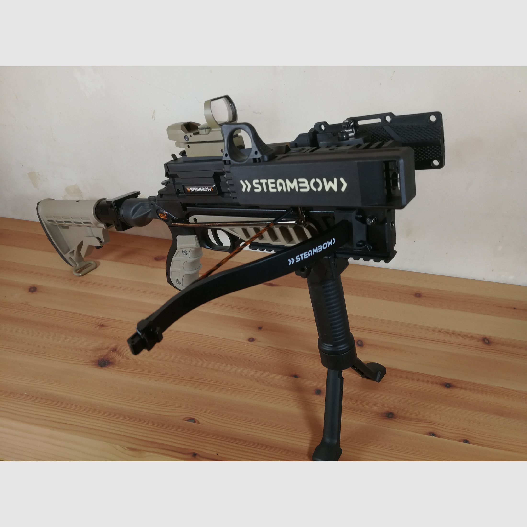 STEAMBOW AR-6 STINGER 2 MIT VIEL ZUBEHÖR, RED DOT,  SAND COLOR KIT, ZWEIBEIN, KLAPPSCHAFT.