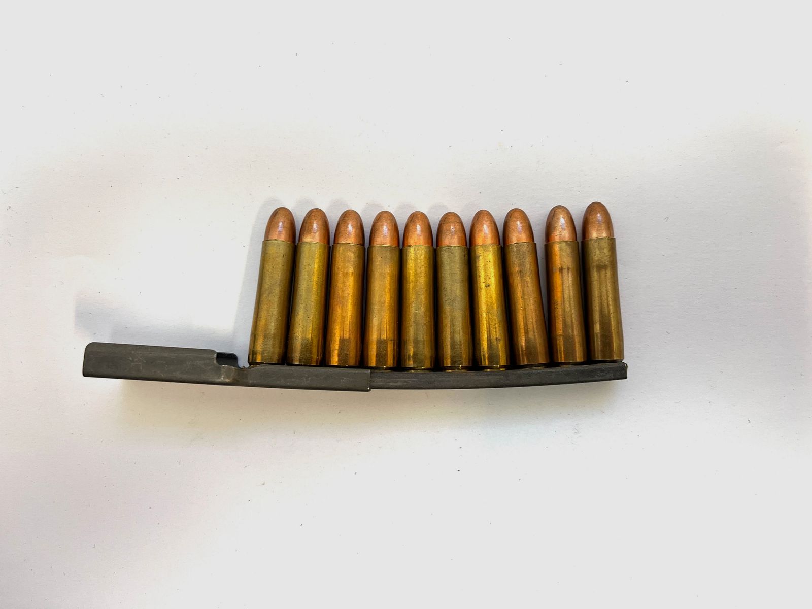 ••• US M1 .30 Carbine Ladestreifen mit Ladehilfe + 10 Stk. .30 Carbine Dekopatronen •••