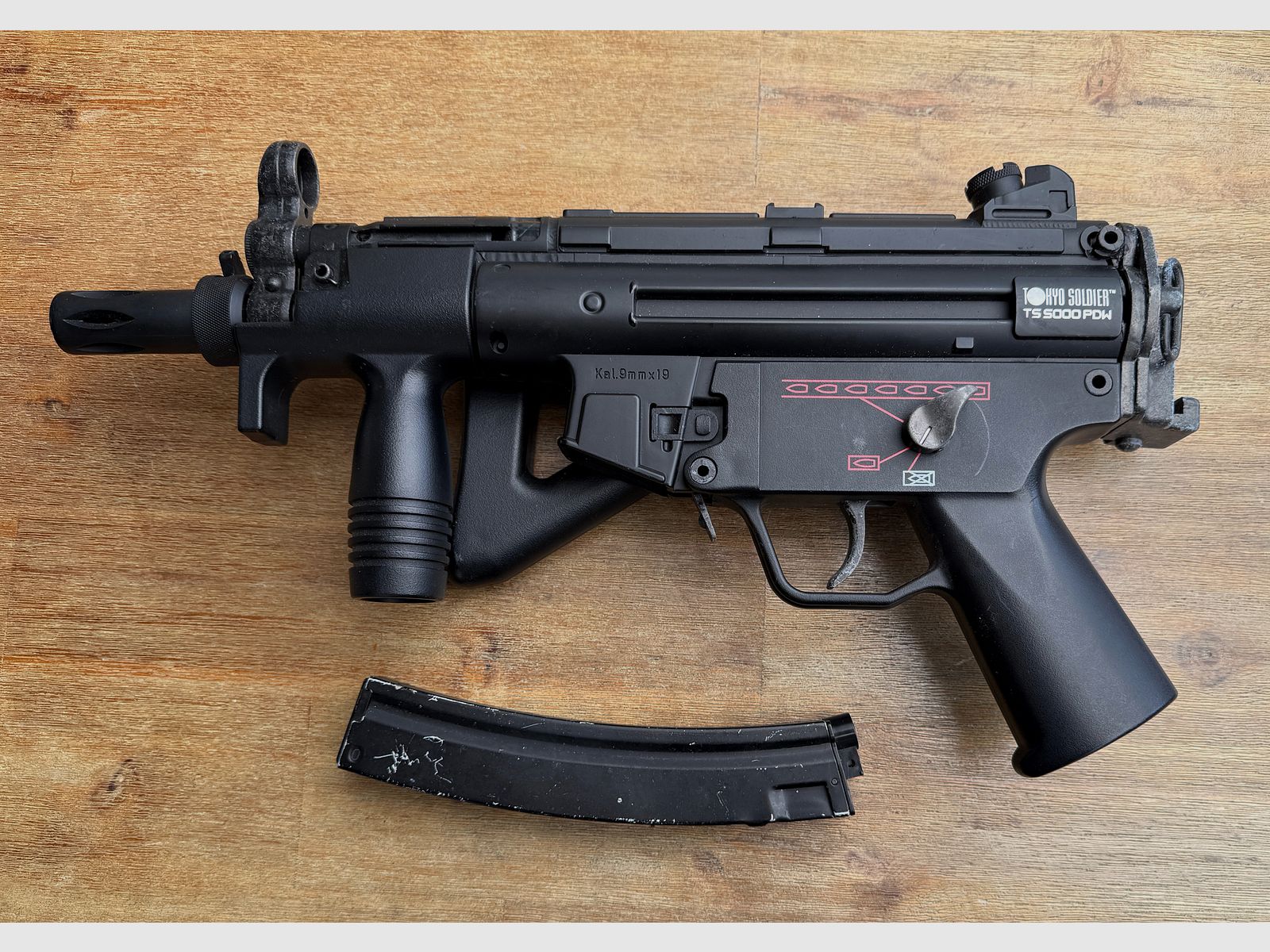 Verschiedene Softair-Waffen und Zubehör (Zielfernrohr, Magazine, Schalldämpfer, etc)