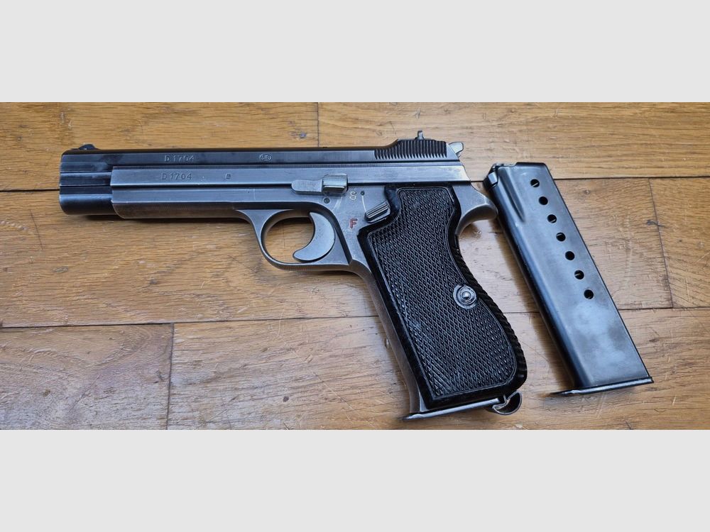 RARA pistola SIG P210-4 – Versión germánica del mito suizo del 9 para – Arma SIG P210 fabricada en Suiza para las Guardias Fronterizas alemanas – Solo 5.500 armas en 1951 – Rara versión del SIG P210 con indicador de carga y sin anillo de correa – Variante de la segunda entrega de 1951 – Buen acabado – Funcionamiento y cañón de ensueño – 2° cargador proporcionado adicionalmente – Rara versión en excelente estado, imagen 2 de 20