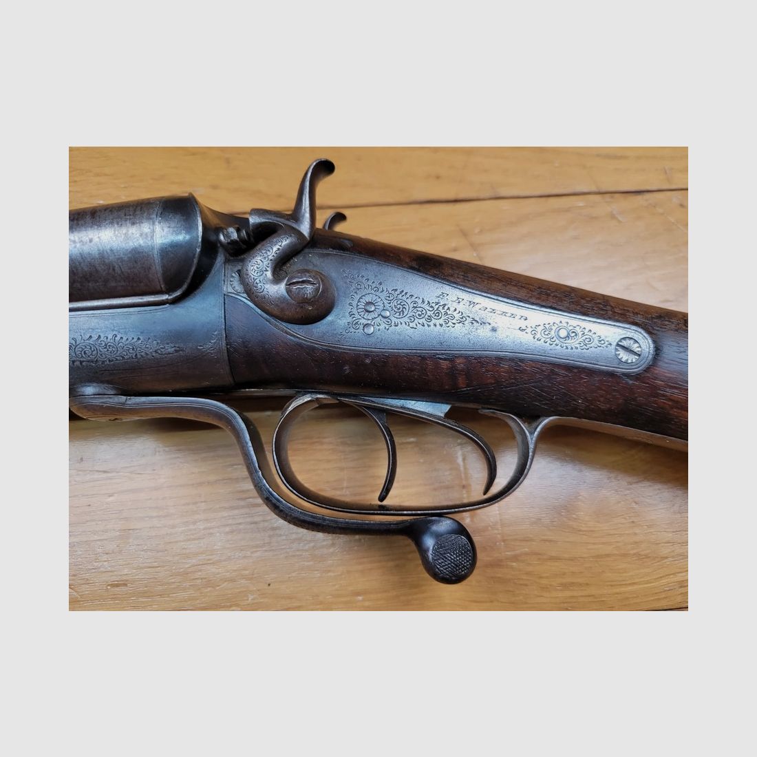 Beau fusil anglais en canon de Damas à chiens externes – calibre 12/65 percussion centrale – fabrication E.F Walker, Birmingham – vers 1885/1887 – beaux bois – pas de jeu – bons canons – excellente percussion et platines particulièrement fluides – l&rsquo;art britannique du fusil de chasse à son sommet !, image 26 sur 26