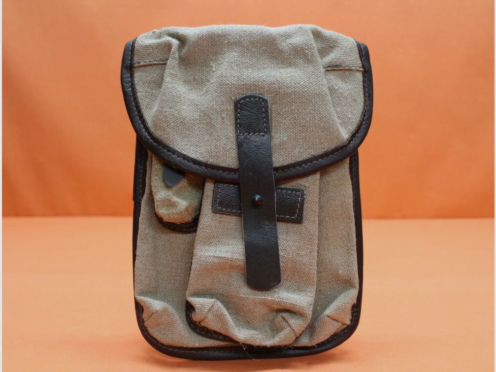 NVA SURPLUS Kalashnikov AKM: Magazintasche DDR hellbeige für 3 Stück 30-Schuss Magazine (Exportfertigung). (SURPLUS neuwertig/ geringe Lagerspuren)