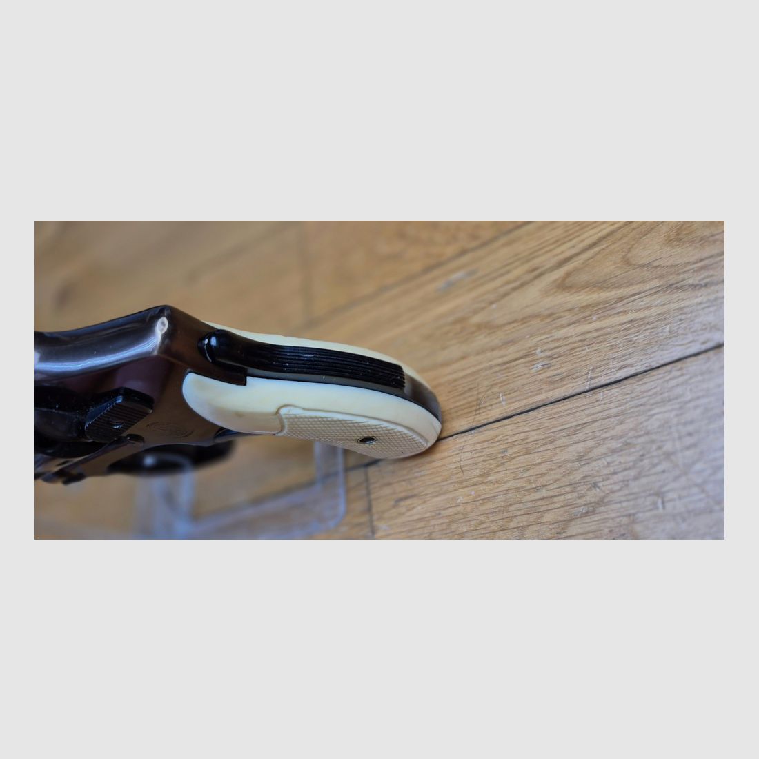 Très rare revolver Smith&Wesson Model 42 Centenial – Un 36 Chief Special sans marteau extérieur – 5 coups en cal.38SP – Modèle du centenaire 1952 – Version allégée de défense rapprochée – Rare et superbe finition deux tons Noir / Bronze à plaquettes os – Le vrai « Bodyguard » ! – Superbe état esthétique – Excellent état mécanique – Pièce d&rsquo;exception ! – TBE ++, image 12 sur 22