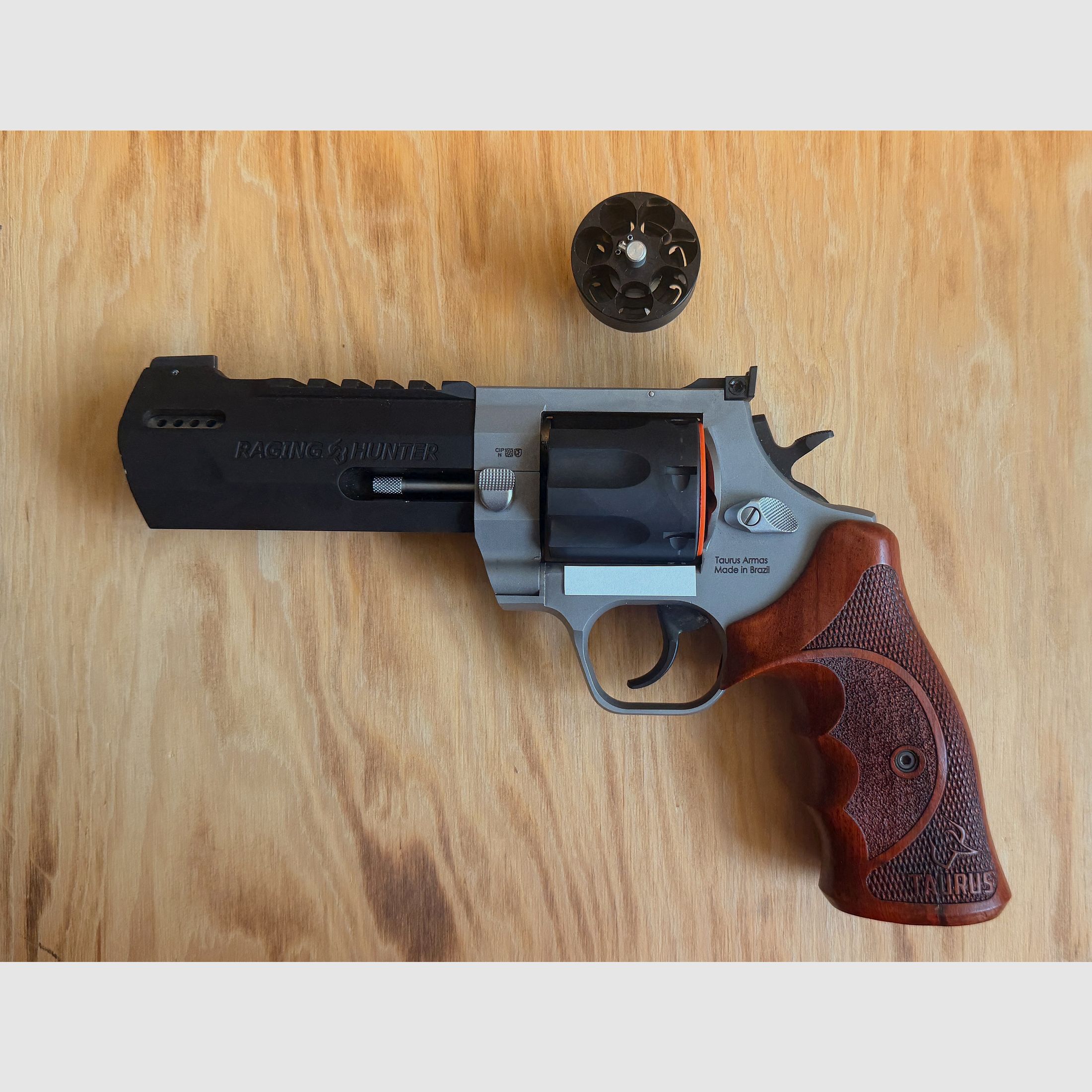 Taurus Raging Hunter .357 Mag. / .38 Spec. – Faible performance de tir, y compris Jetloader et poignées en bois, couleur DuoTone, longueur de canon de 5 1/8.