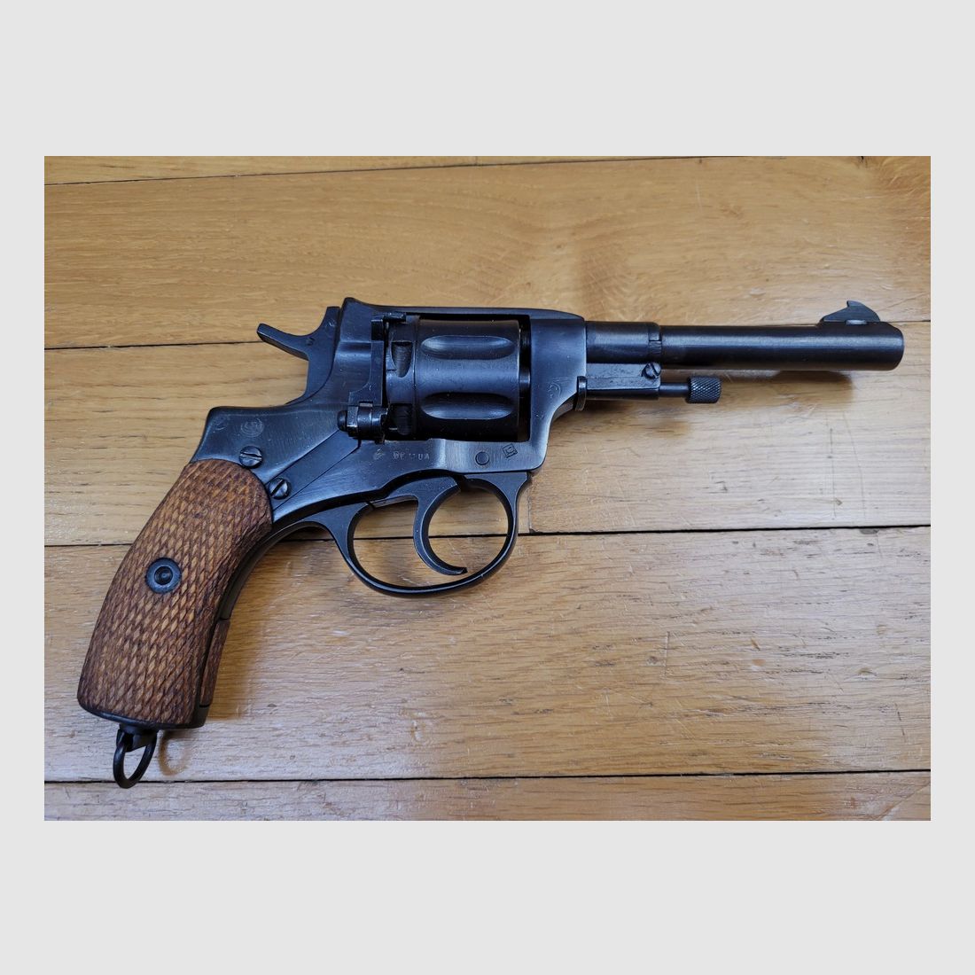 Schöner russischer Revolver Modell 1895, genannt Nagant – Tula Arsenal – Monomatrikularm von 1931 – Kaliber 7,62 Nagant – Sehr schöne Mechanik – Schöne Brünierung – Wunderschöner Lauf – Waffe der Wahl in TBE++, Bild 16 von 22