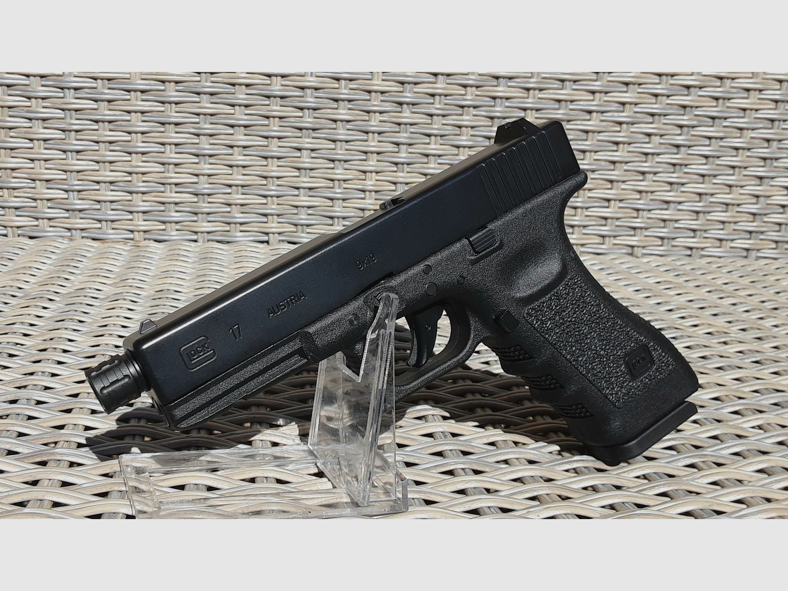 Glock 17 with barrel thread Co2 pistol caliber 4.5 mm steel BB / Diabolo blowback