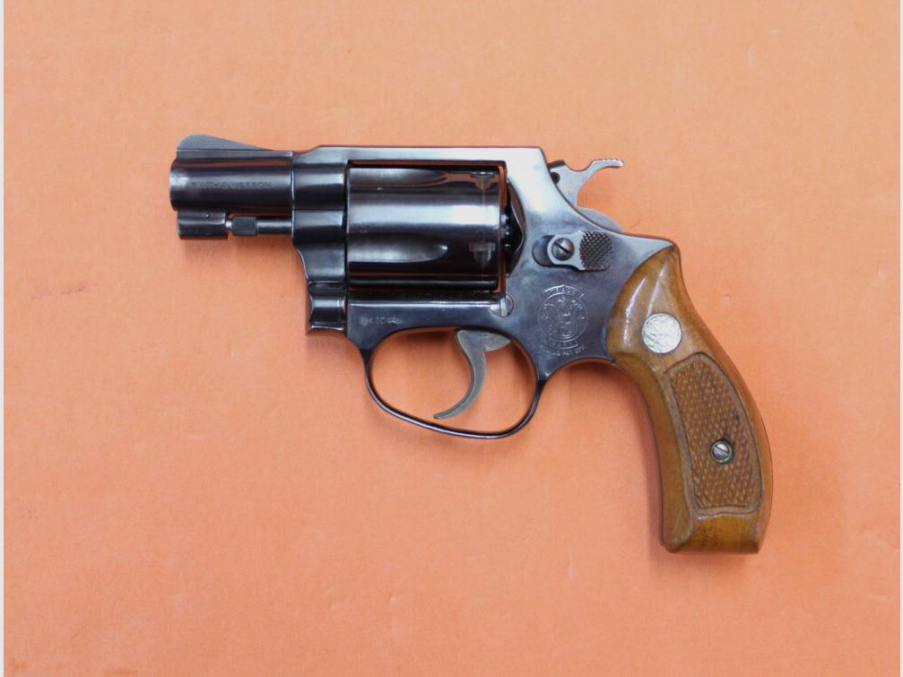 Smith & Wesson Revolver .38Special Smith&Wesson/ S&W 36 brüniert, 1 7/8" Lauf/ Holzgriffschalen Gebrauchtwaffe