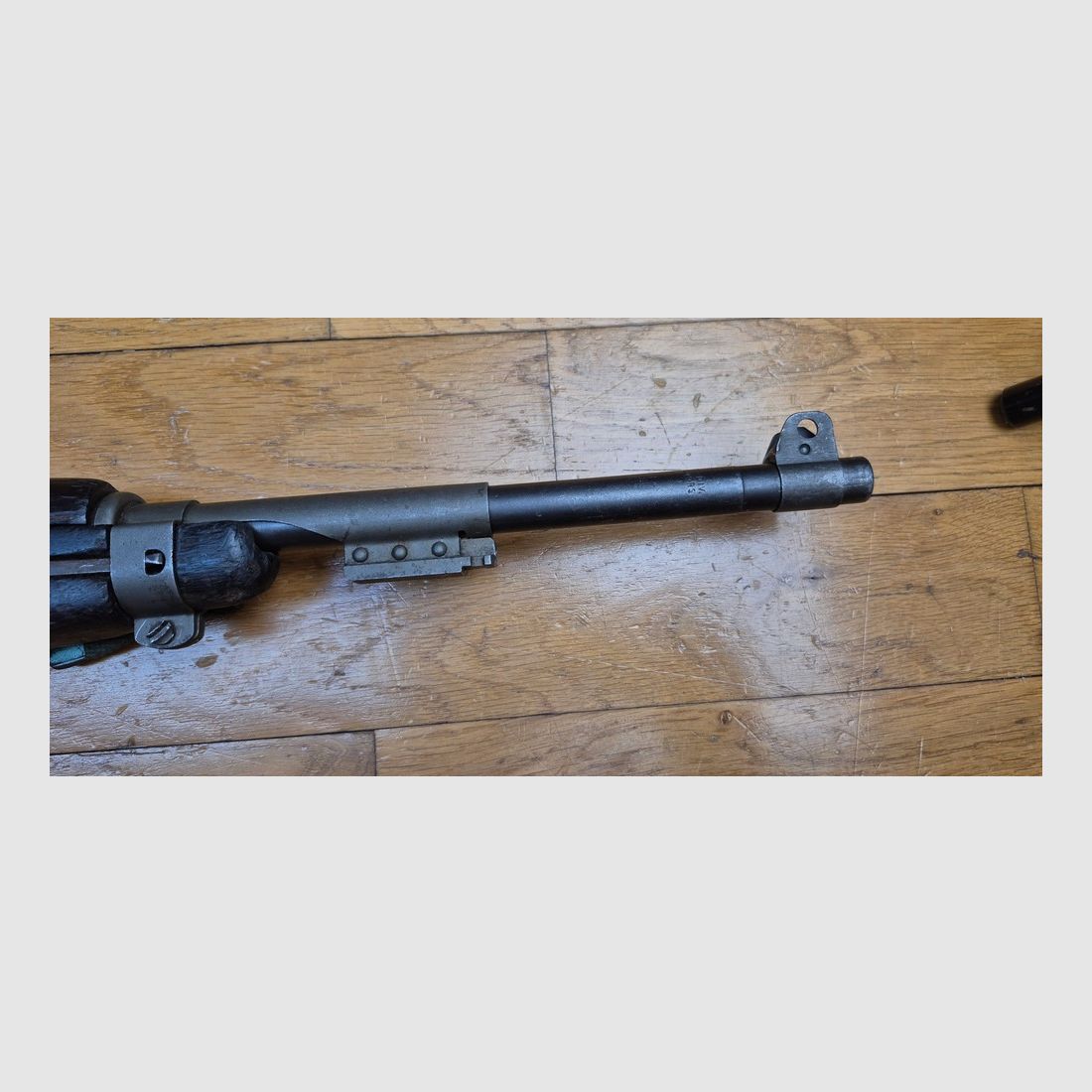 Sehr gute USM1 Repetierbüchse umgebaut auf Semi-Auto – Kaliber .30 M1 original – Herstellung INLAND – Waffe mit Bajonettanschluss und verstellbarer Visierung 2. Typ – Konfiguration Indochina Korea – Zweiter 10-Schuss-Magazin kostenlos – Riemen und Futteral in Repro – Sehr schönes USM4 Bajonett original 100% US! – Sehr guter mechanischer und ästhetischer Zustand – Eine der unterhaltsamsten Büchsen auf dem Stand! – Sehr schönes Set in TBE +, Bild 11 von 33