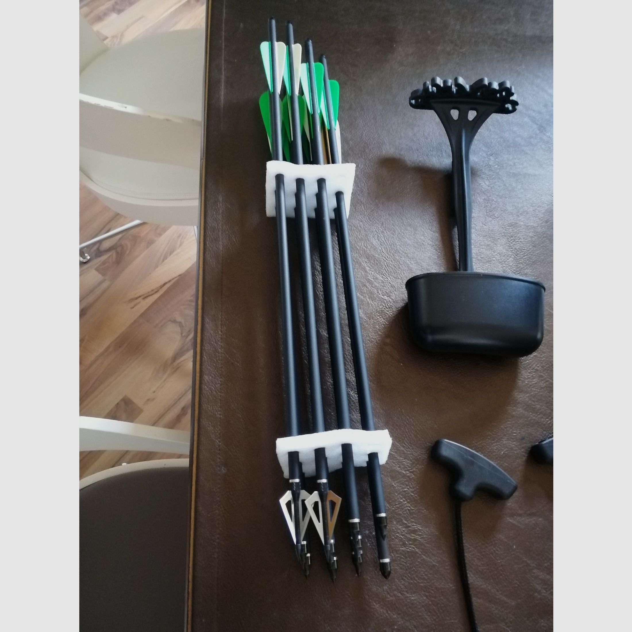 Guillotine X Compoundarmbrust – gepflegt – 4×32 ZF – 11 Pfeile – Zubehörpaket – wenig benutzt, Bild 9 von 16
