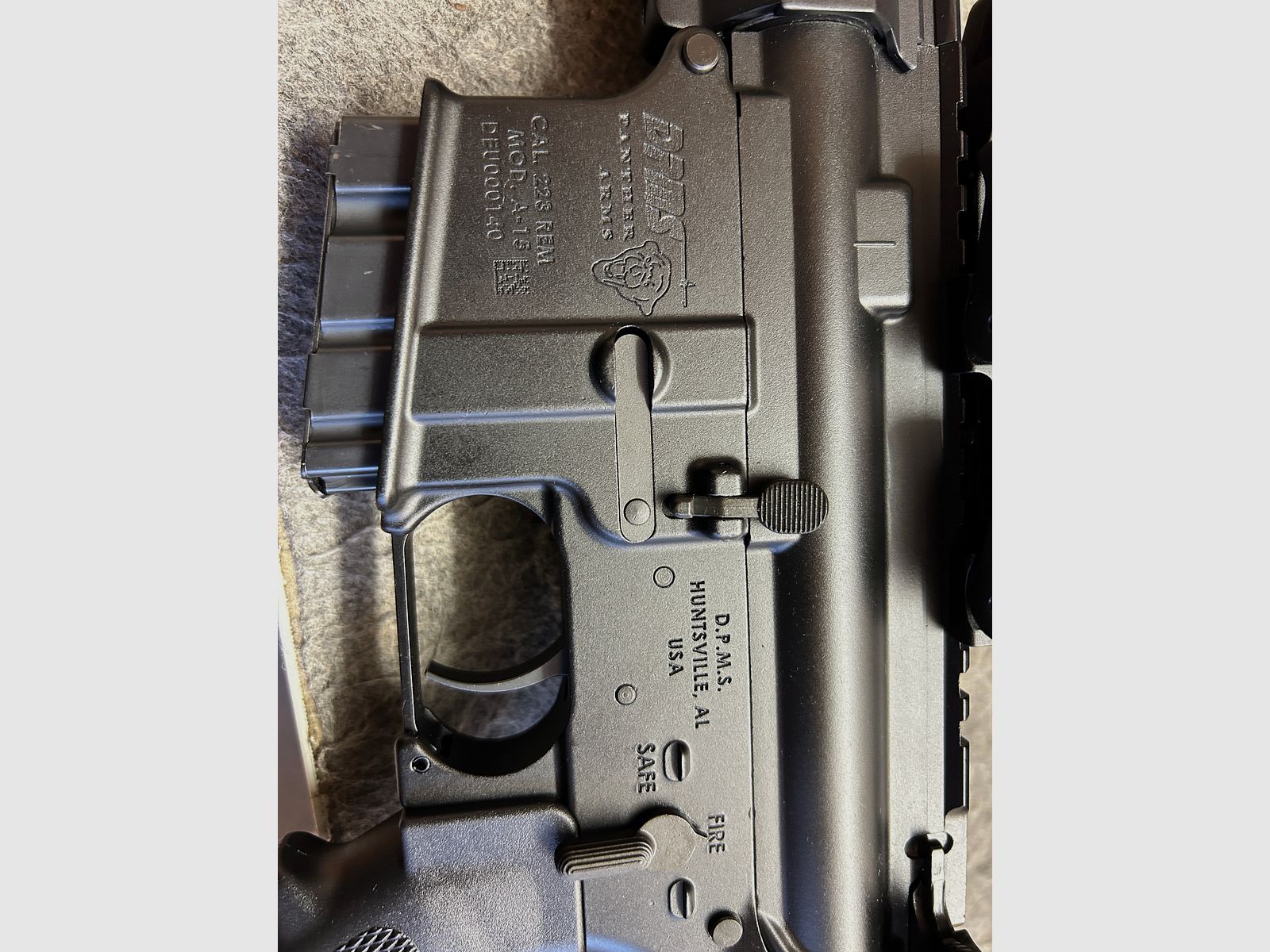 Selbstladebüchse AR15 DPMS Panther Arms mit Zielfernrohr