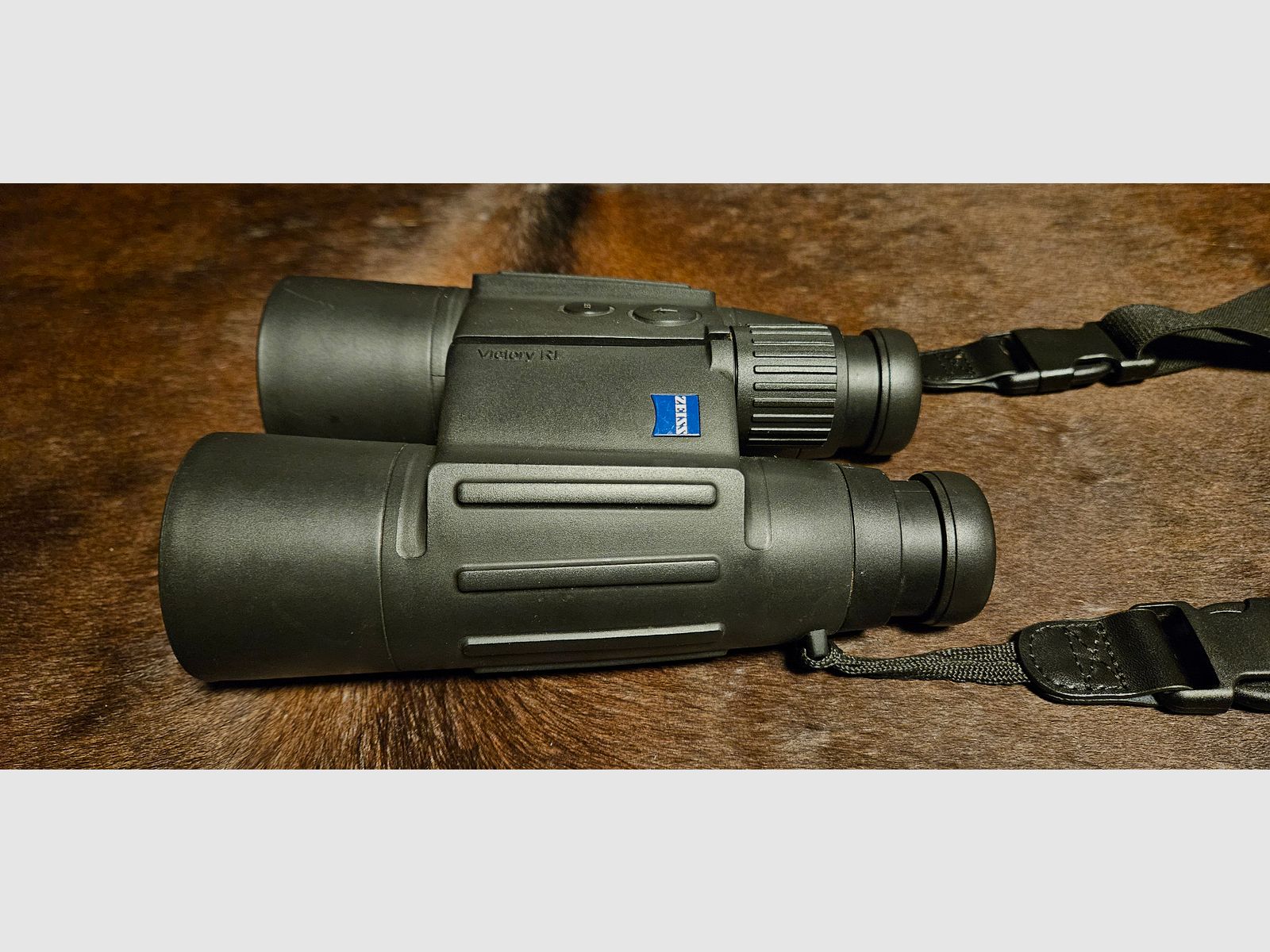 ZEISS Victory 10x56 T RF - Fernglas mit Entfernungsmesser - mit umfangreichem Zubehör
