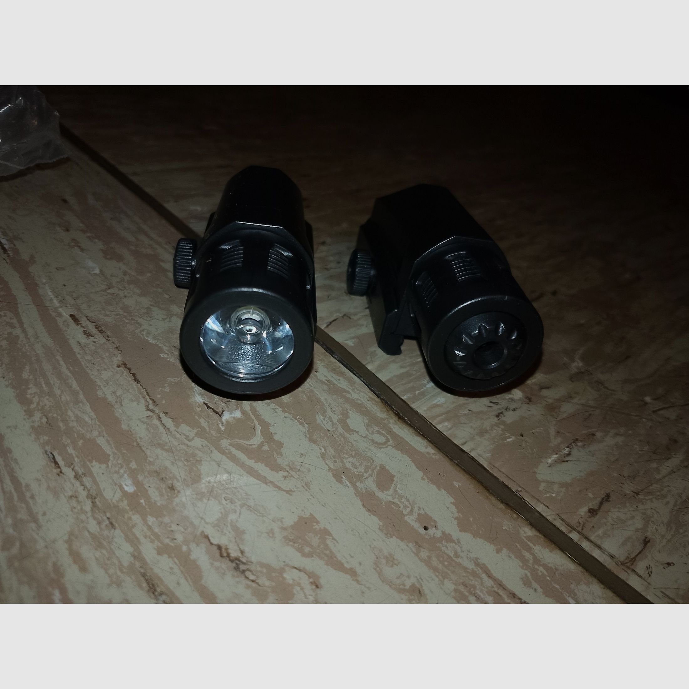 Tactical Taschenlampe Flashlight und Red DOT Laser für picatinny 20mm Set schwarz inklusive Batterien neu Airsoft Softair 