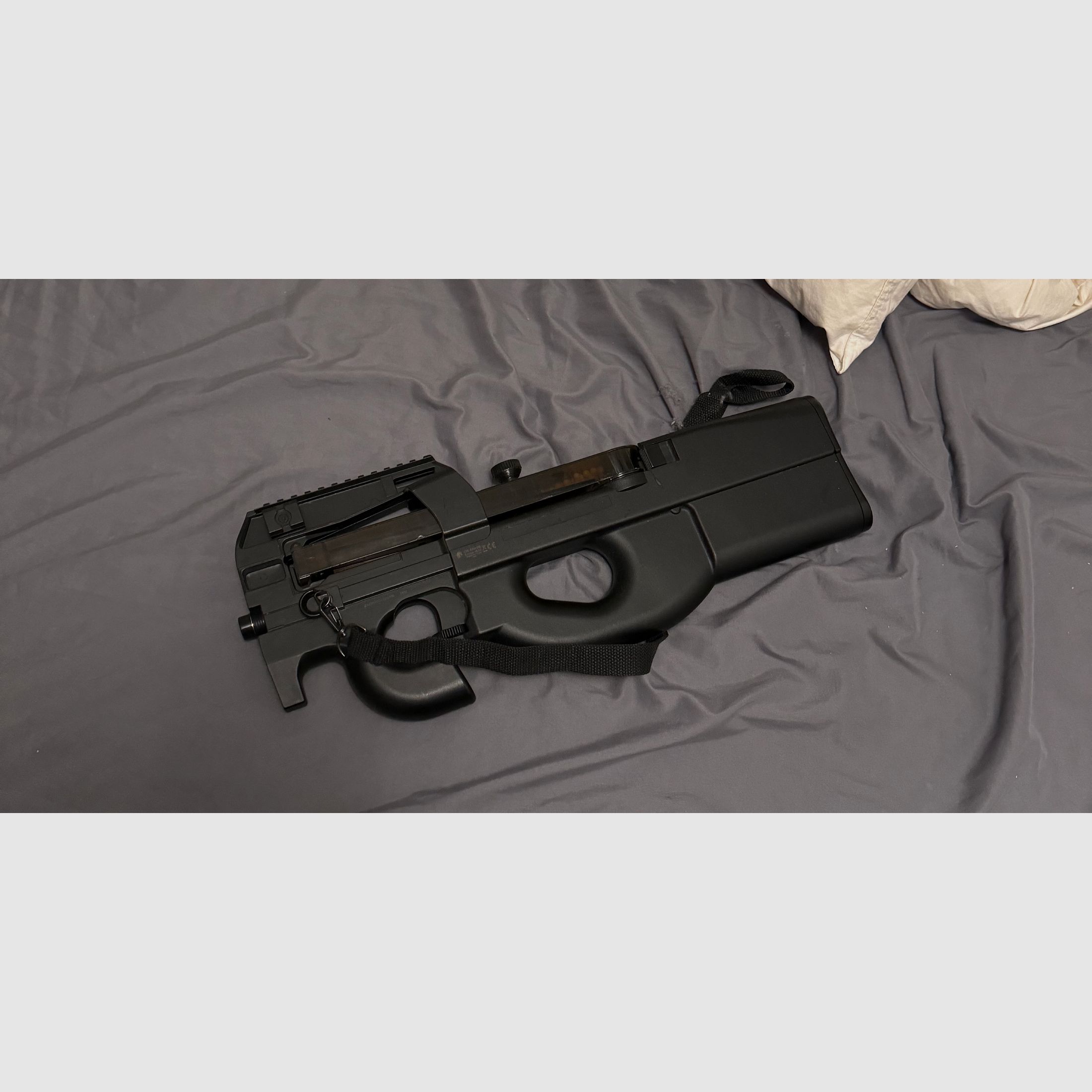 2xP90 mit 2 Magazinen und Ladegerät und vieles….