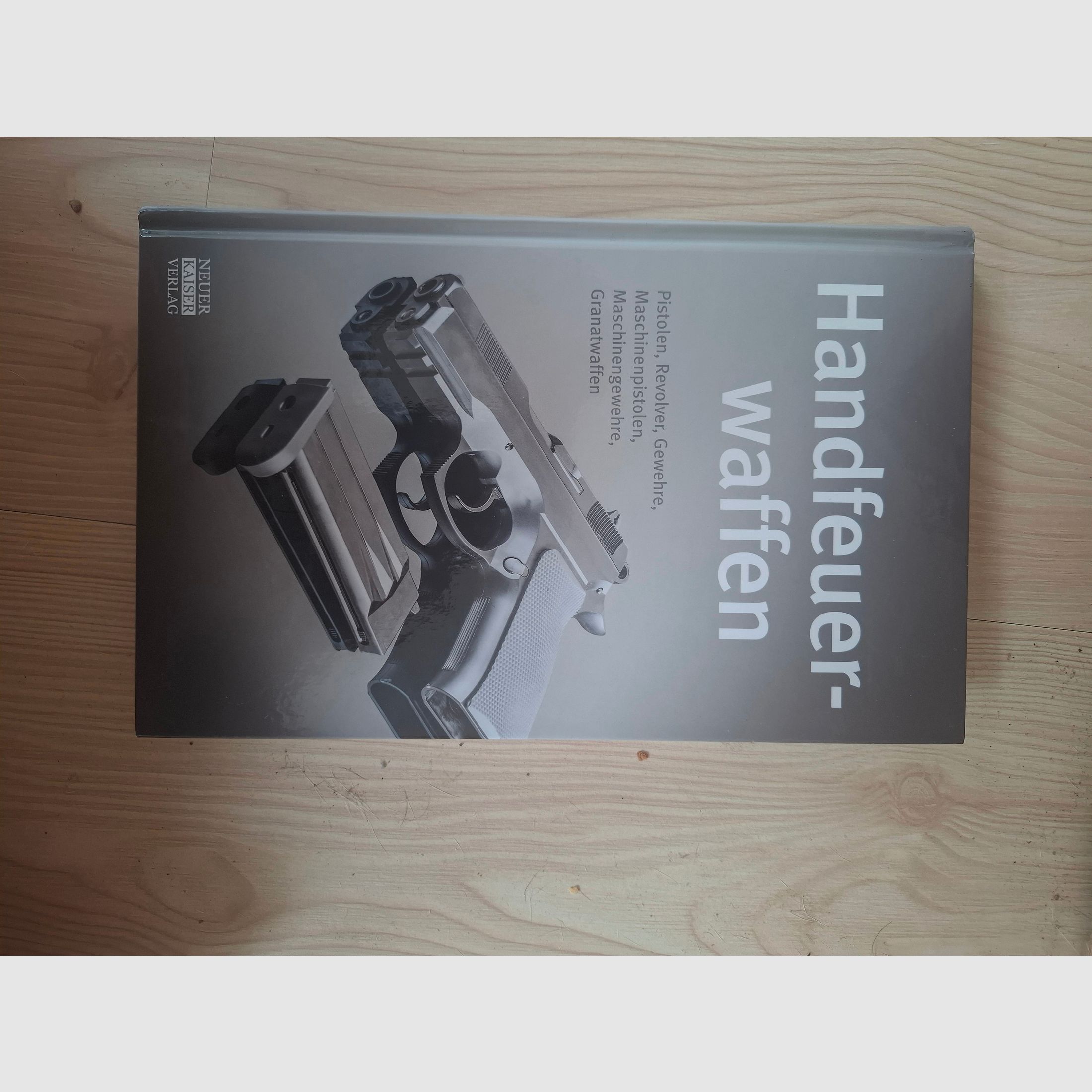 Konvolut aus verschiedenen Waffenbüchern