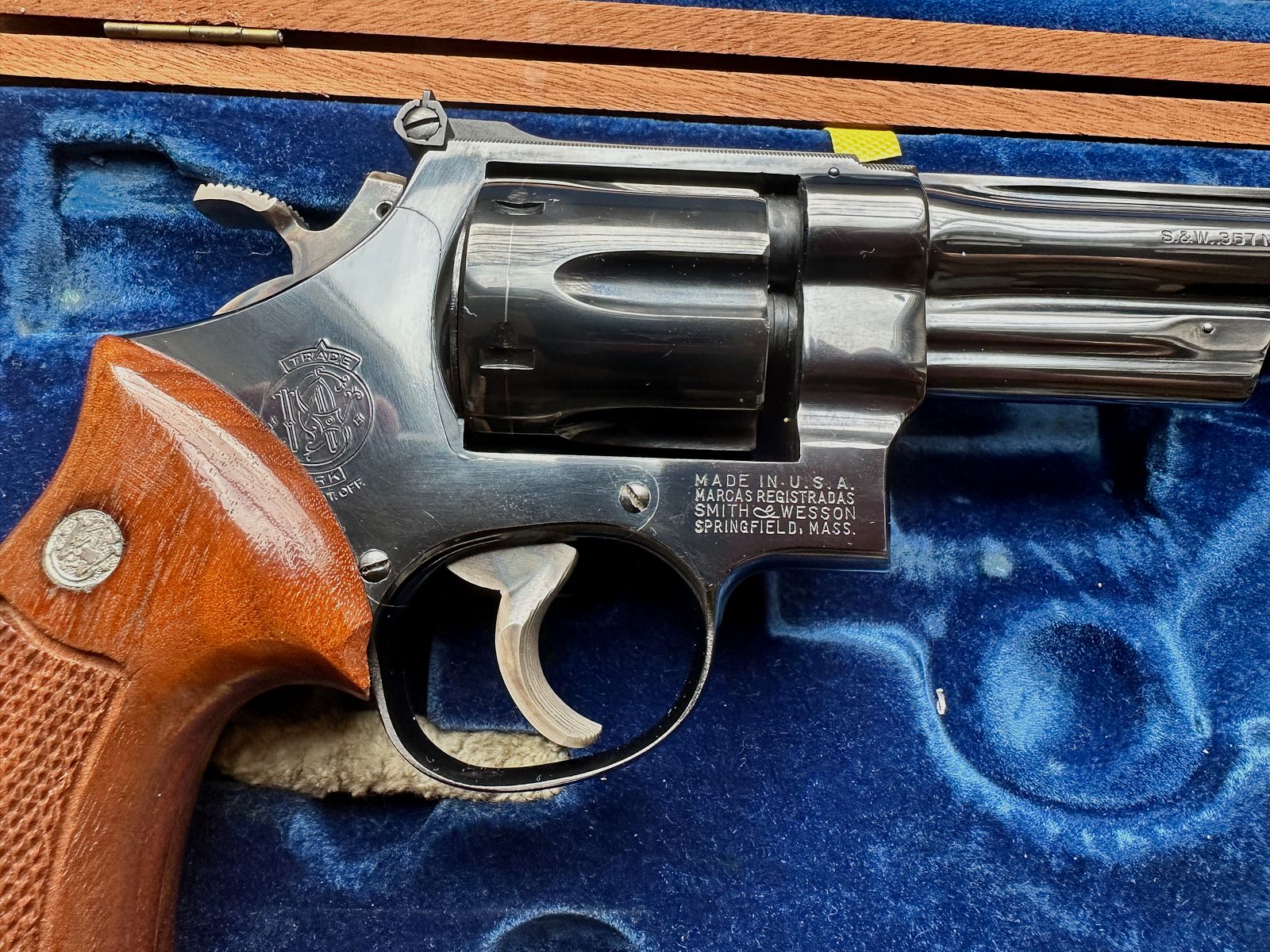 Smith & Wesson modèle 27-2 avec canon encastré et barillet rétracté