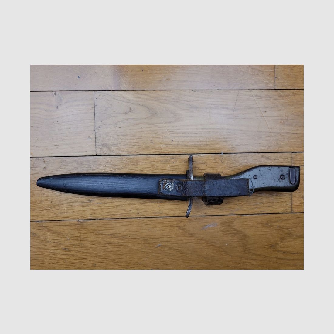 Guter Dolch – DEMAG Bajonett – Ersatz EB1 – Gutes Futteral und Befestigung des Modells – Lackierung – TBE, Bild 11 von 11