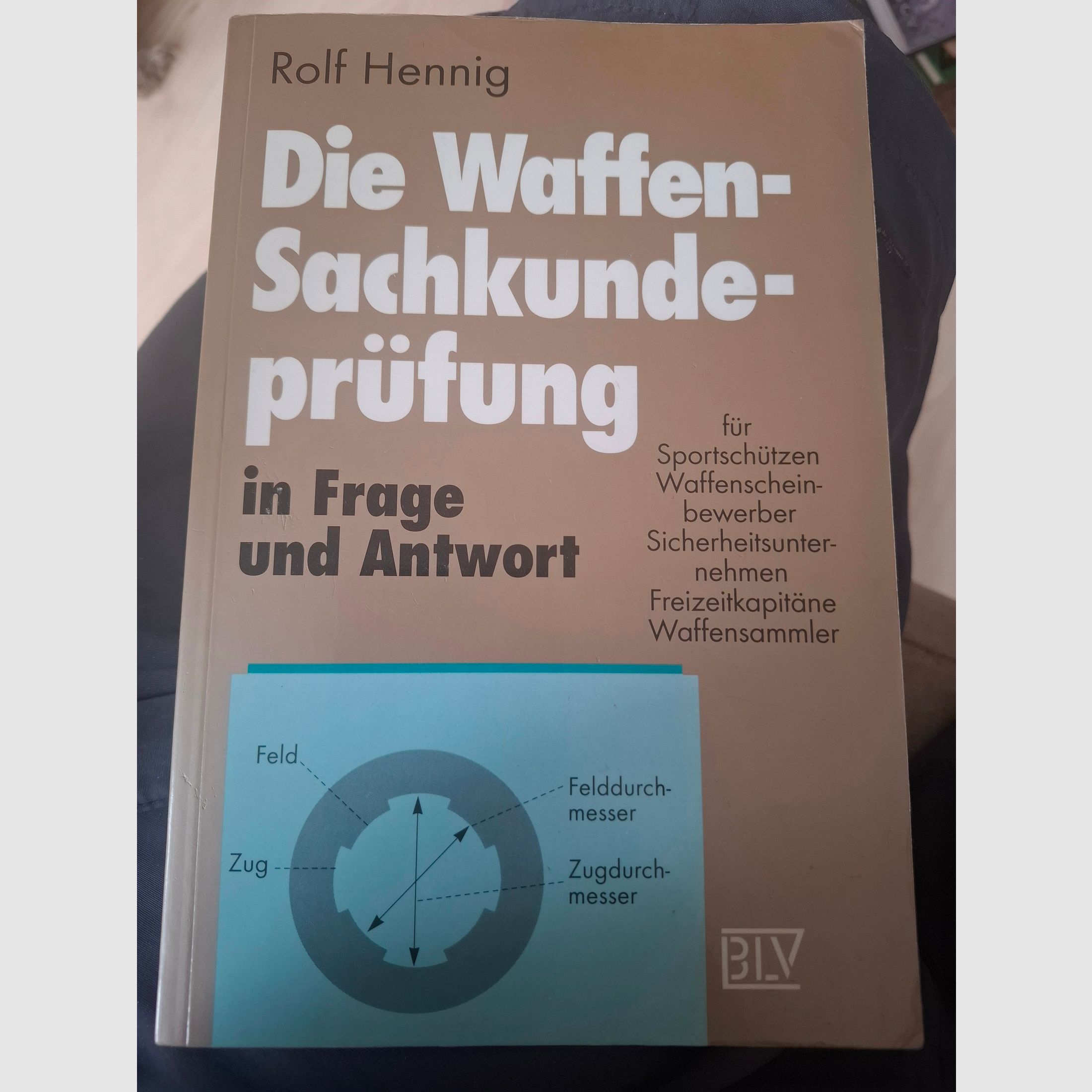 Konvolut aus verschiedenen Waffenbüchern