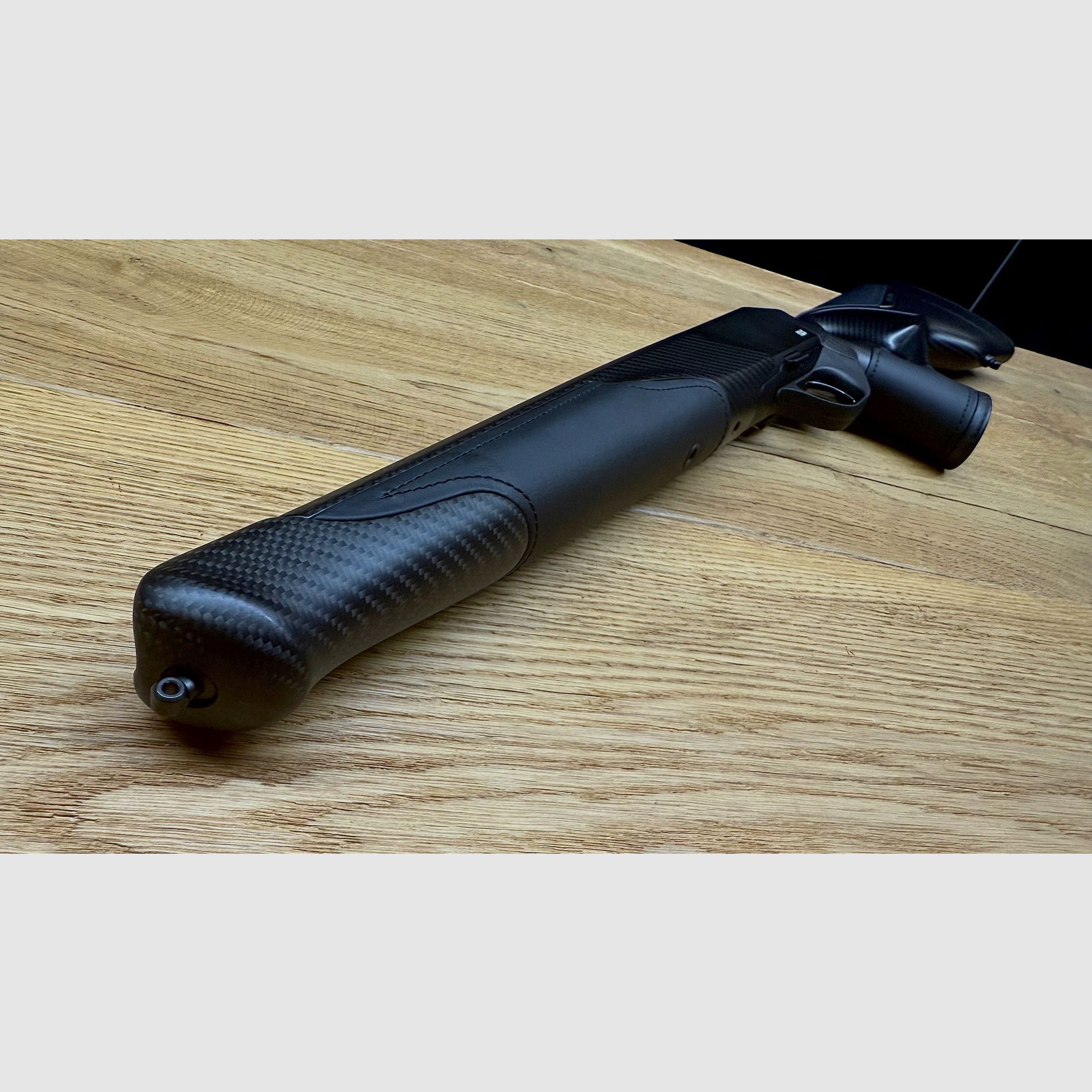 Blaser Schaft mit Gehäuse/System R8 Carbon Leder schwarz / DLC Abzug / Vorderschaft carboniert / Logo silber
