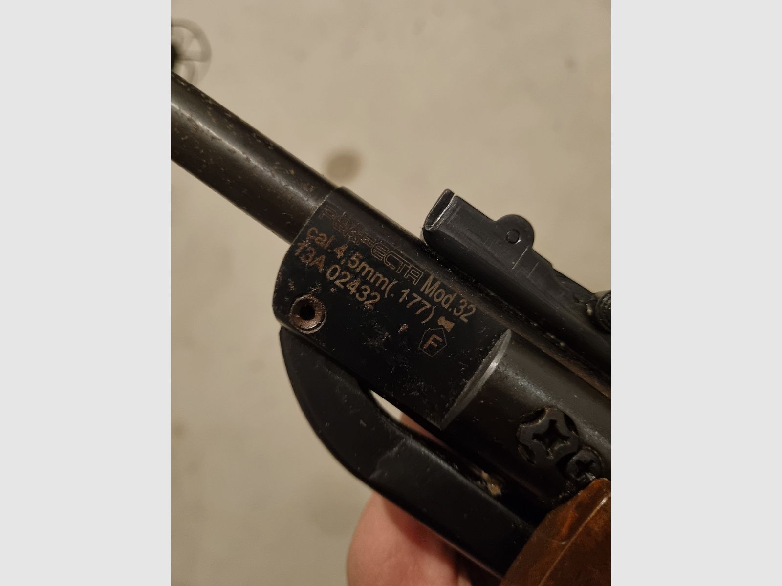 Karabinek pneumatyczny Perfecta mod. 32