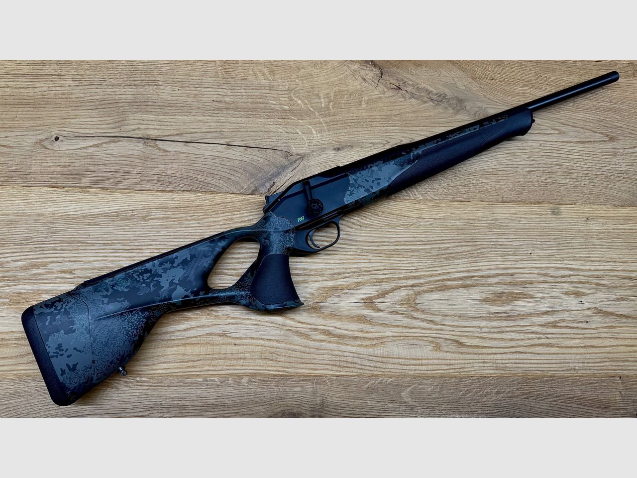 Blaser R8 Custom Carbon Huntec-Camo / Elastomereinlagen / gekürzter Lauf / Mündungsgewinde / Logo giftgrün // TRAUMWAFFE 