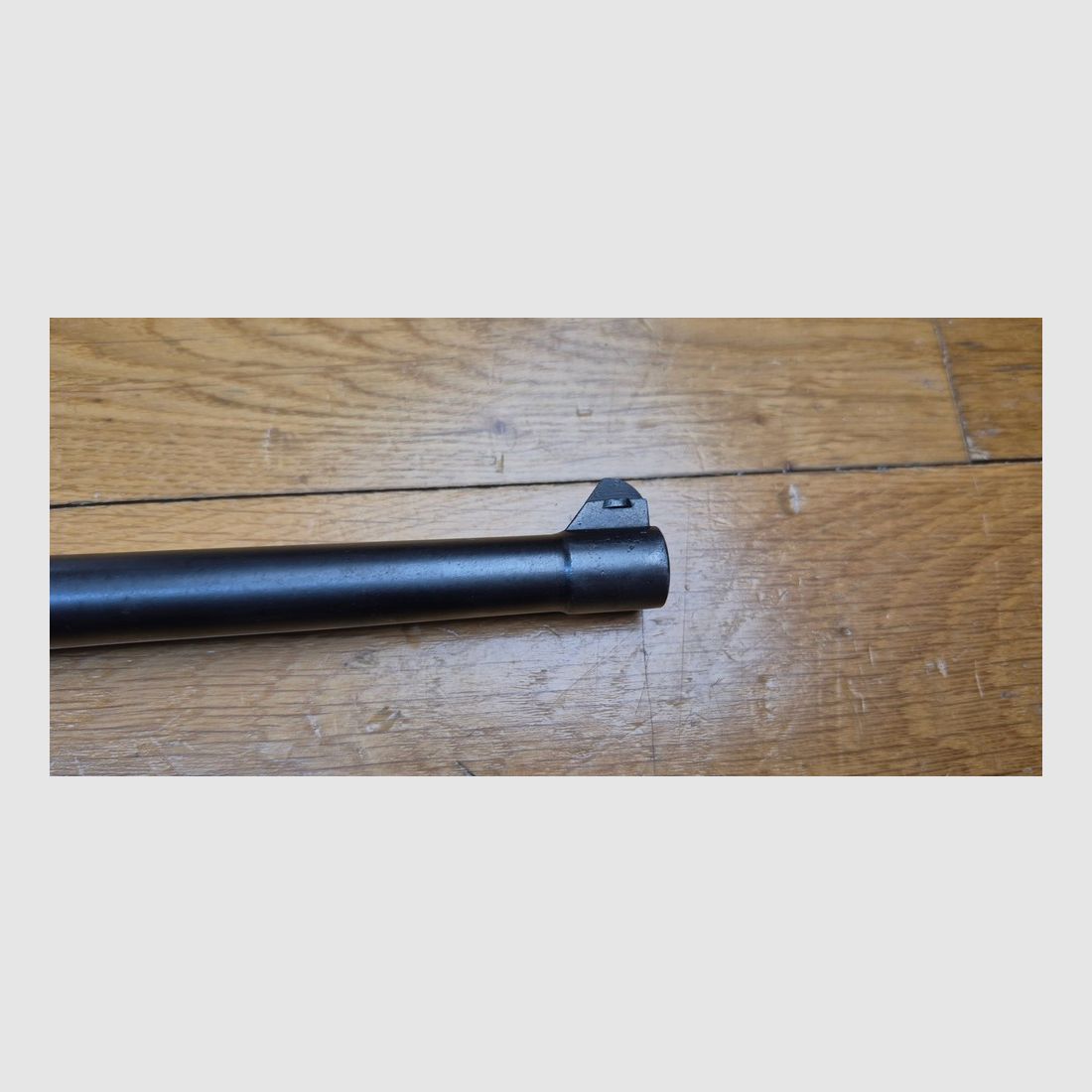 Sehr schöner Luger Artillerie P08 – Waffe von 1917 – Lauf 8 Zoll (20cm!) – Herstellung DWM – Vollständig monomatrikuliert (außer das Magazin, das ist aus der Zeit) – Kal. 9×19 – Seltene Visierung und Korn des zweiten Typs – Sehr schöne Griffschalen – Epochenbrünierung noch 80% – Wunderschöner Lauf – TBE+, Bild 31 von 32
