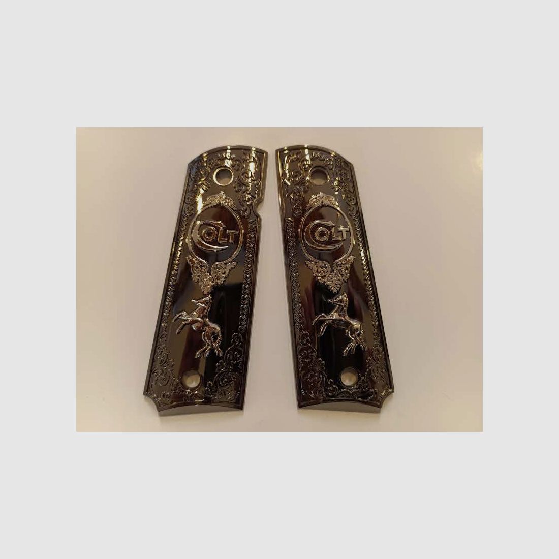 Griffschale 1911 Custom Logo Colt Schwarz Silber, Bild 3 von 3
