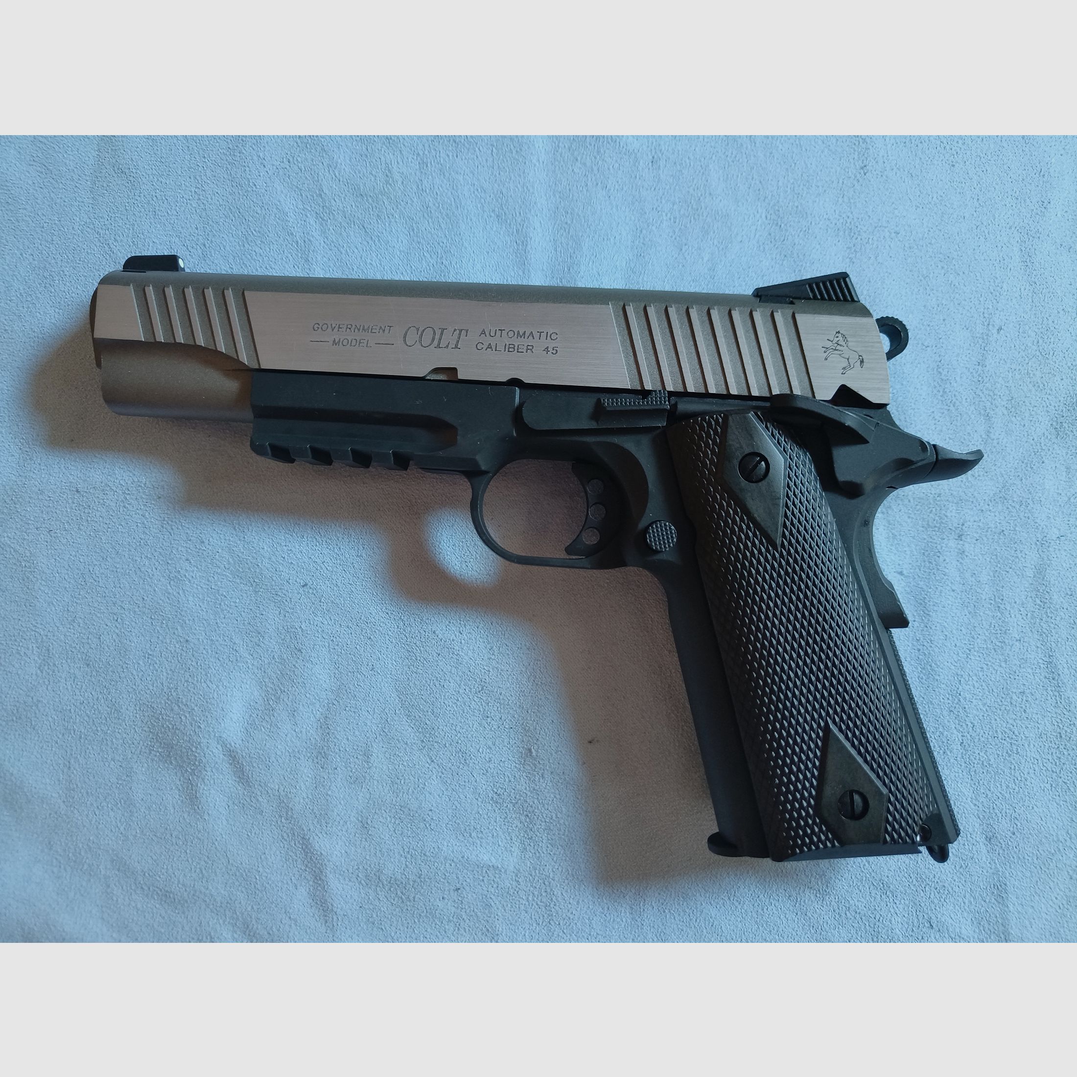 Cybergun COLT 1911 RAIL GUN Dual Tone Silver Vollmetall CO2 Blow Back  inkl. Koffer und Munition NEU