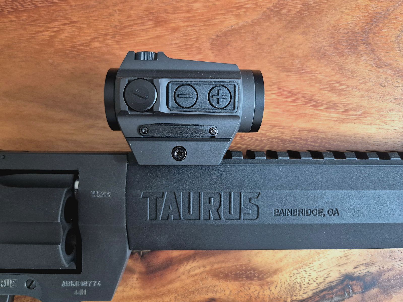 Taurus Raging Hunter 8 3/8" Lauf .44 Mag. inkl. Holosun Elite HE503C-U-GR – Neuwertiger Zustand