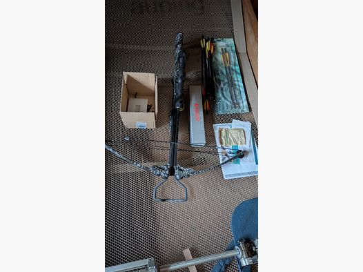 Arbalète avec lunette de visée, flèches et cible