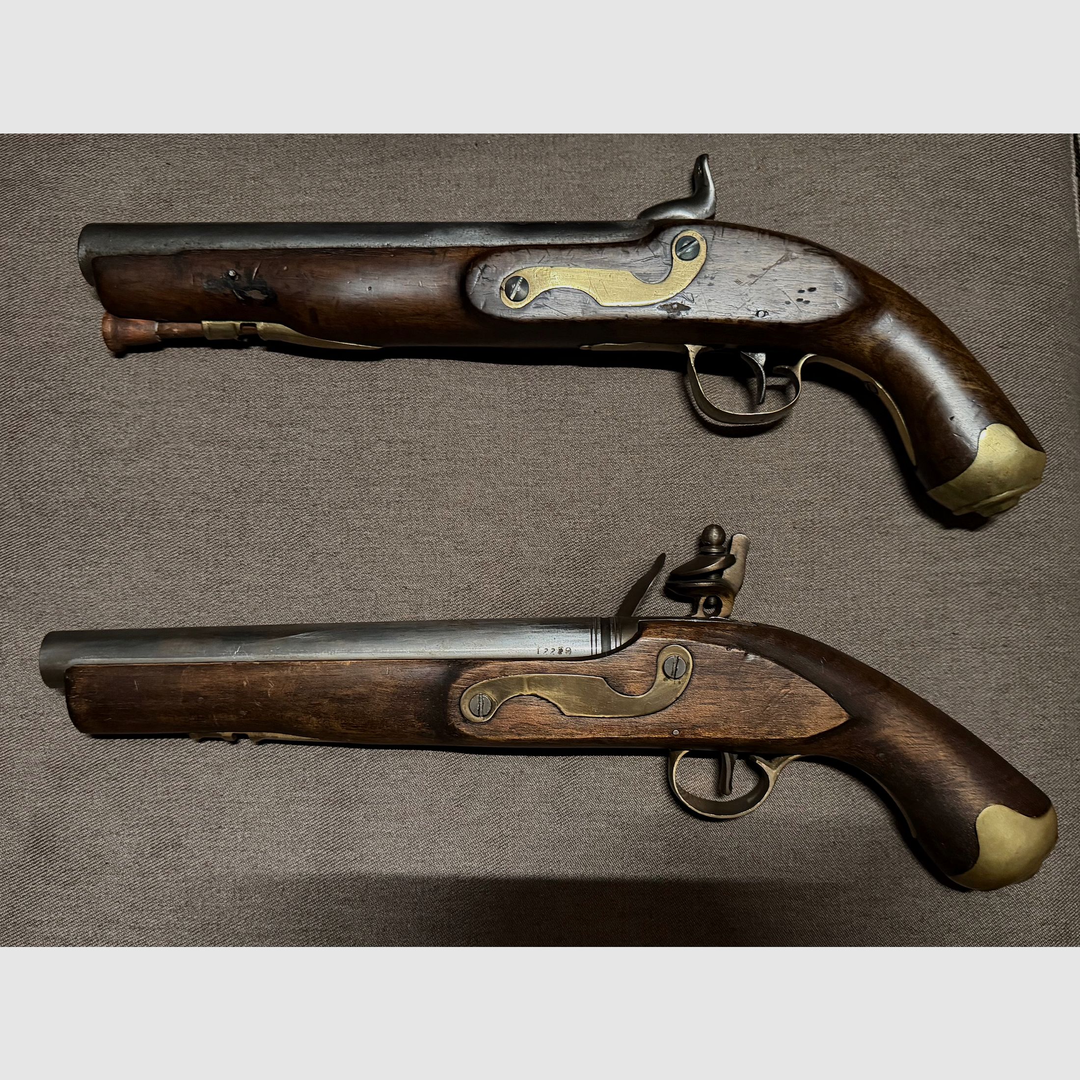 Wer kann helfen? Ich möchte gerne wissen, was für Pistolen das sind. 